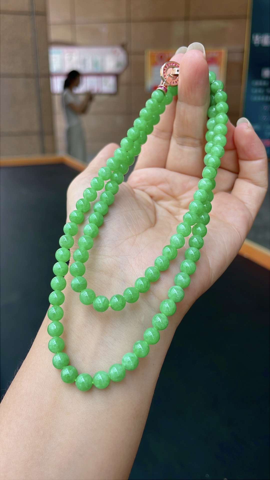 冰阳绿珠链 色泽鲜艳，珠圆玉润 尺寸：5.8-6.5，96颗