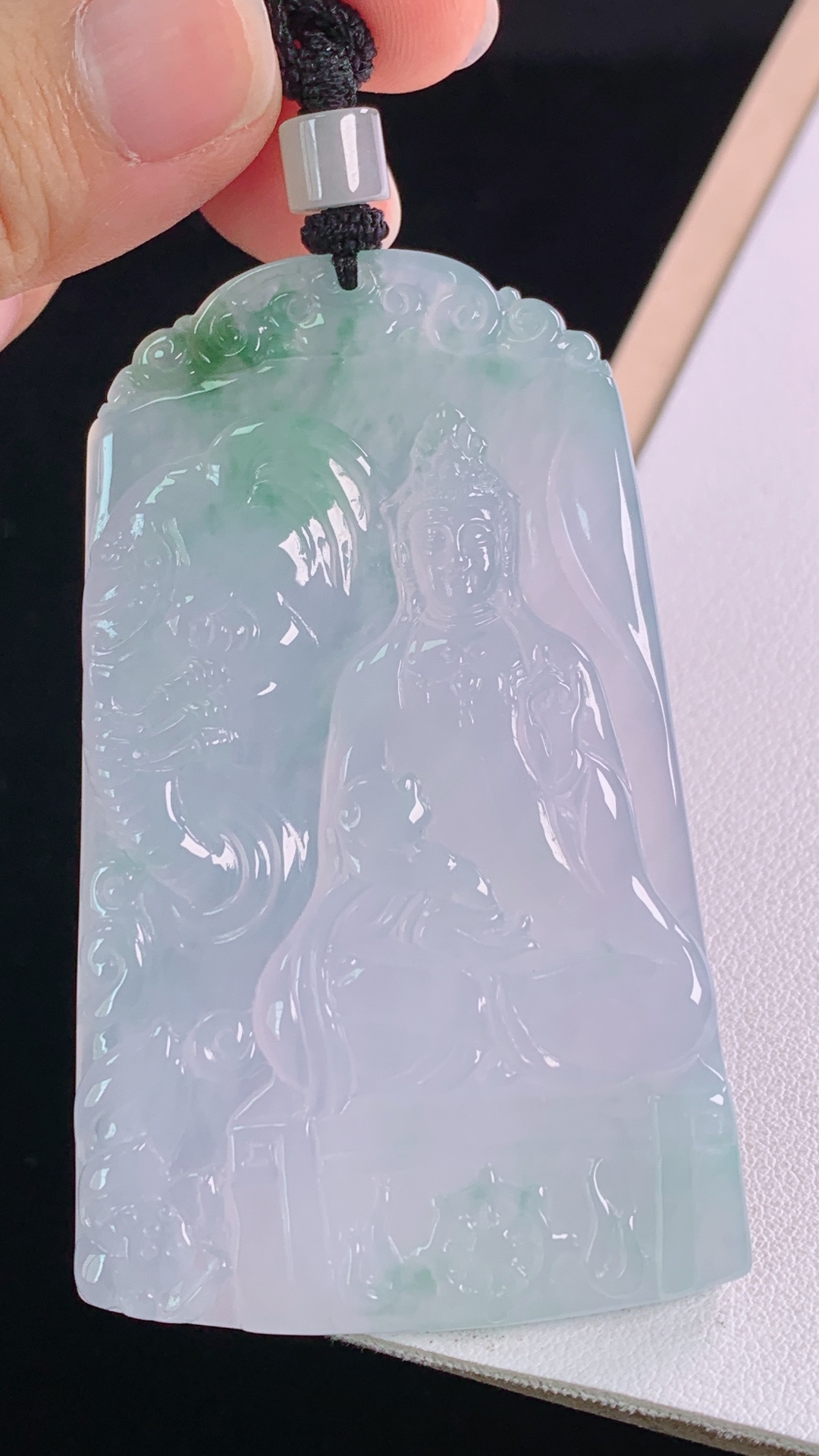 冰飘花普贤菩萨 冰透起光，花色灵动，无裂 尺寸:69.8-43.1-6.2mm 26