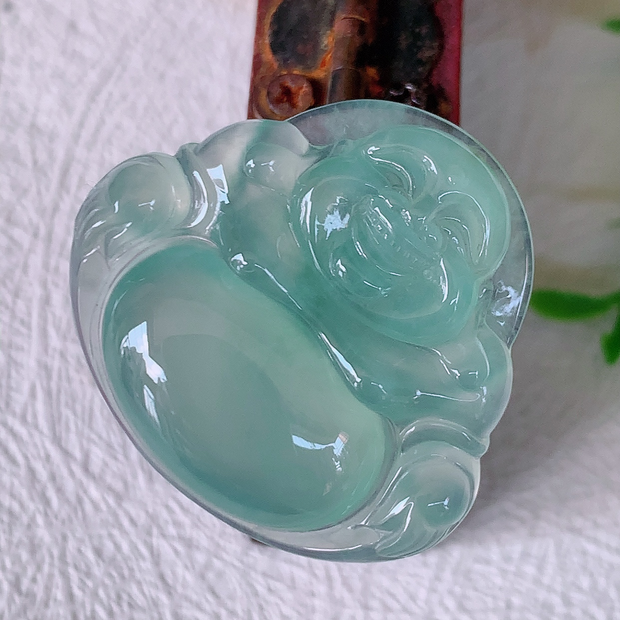 自然光实拍，冰种佛公翡翠吊坠，饱满，种水上乘，晶莹剔透，起强玻璃光泽。佛公亦保平安，寓意有福（佛公）相伴，品相佳， 配戴优雅迷人！#a50尺寸30*27.6*5.8