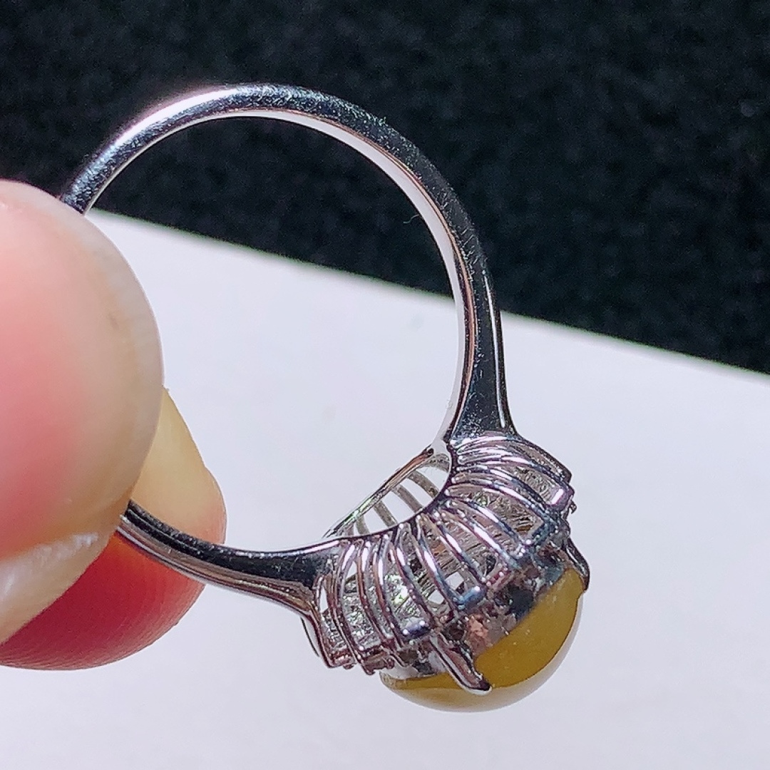 ️18k金镶嵌冰种黄翡蛋面戒指，种老水头好，又冰又润，饱满无裂：12.8/12.2/8.7mm裸石：10/8.9/2.9mm圈口：14号