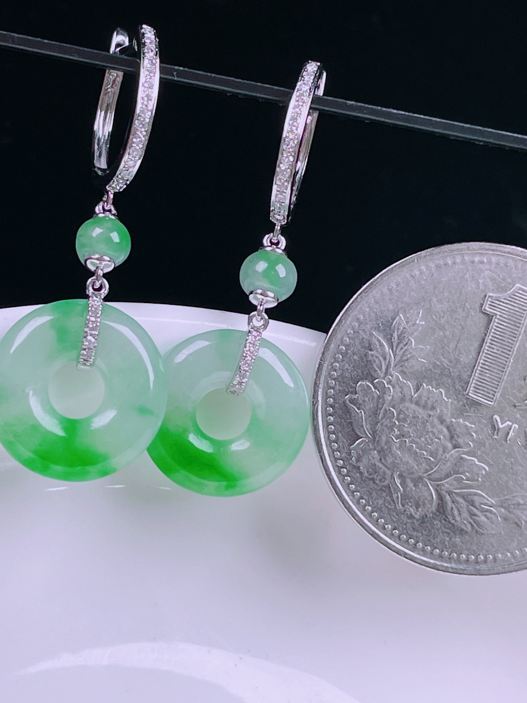 冰绿耳坠，老种起光，细底通透，尺寸：33.2/12.8/3mm0529