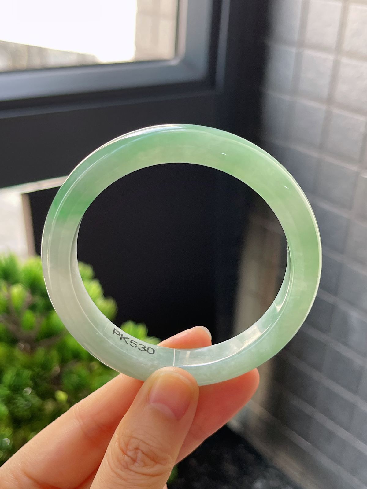 正圈56圈口，翡翠糯化种飘绿手镯
