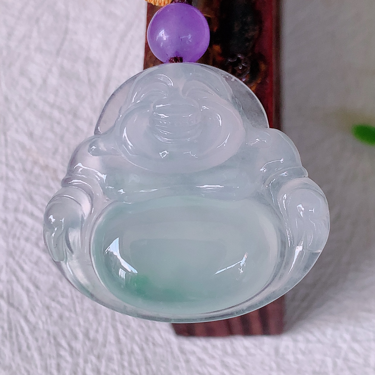 自然光实拍，冰种飘花翡翠佛公吊坠，饱满，种水上乘，晶莹剔透，起强玻璃光泽。佛公亦保平安，寓意有福（佛