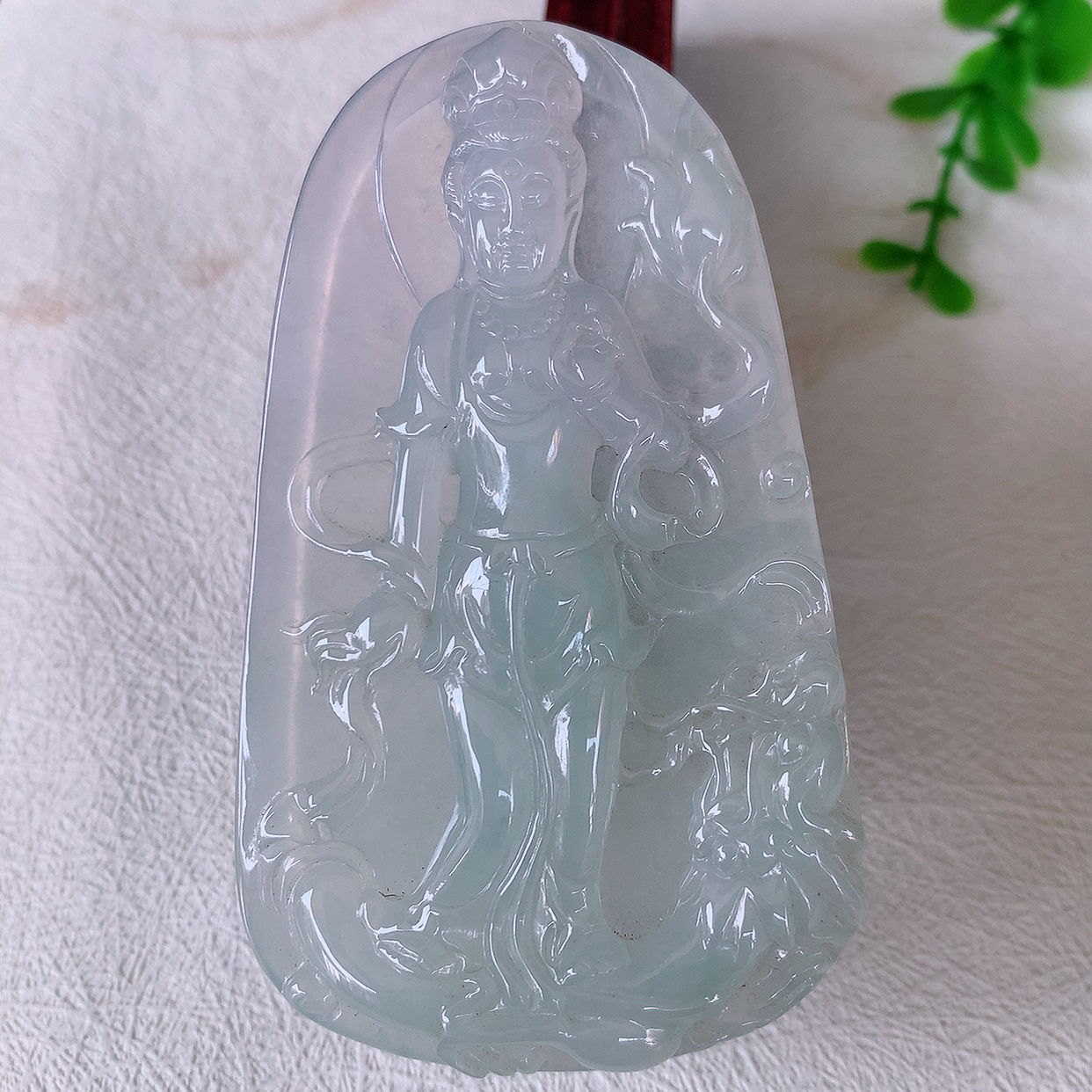 自然光实拍，冰种翡翠观音牌吊坠，赐福翡翠观音，冰透，观音面相慈祥，雕琢细致， 佩戴气质！#50尺寸80*47.5-7.8