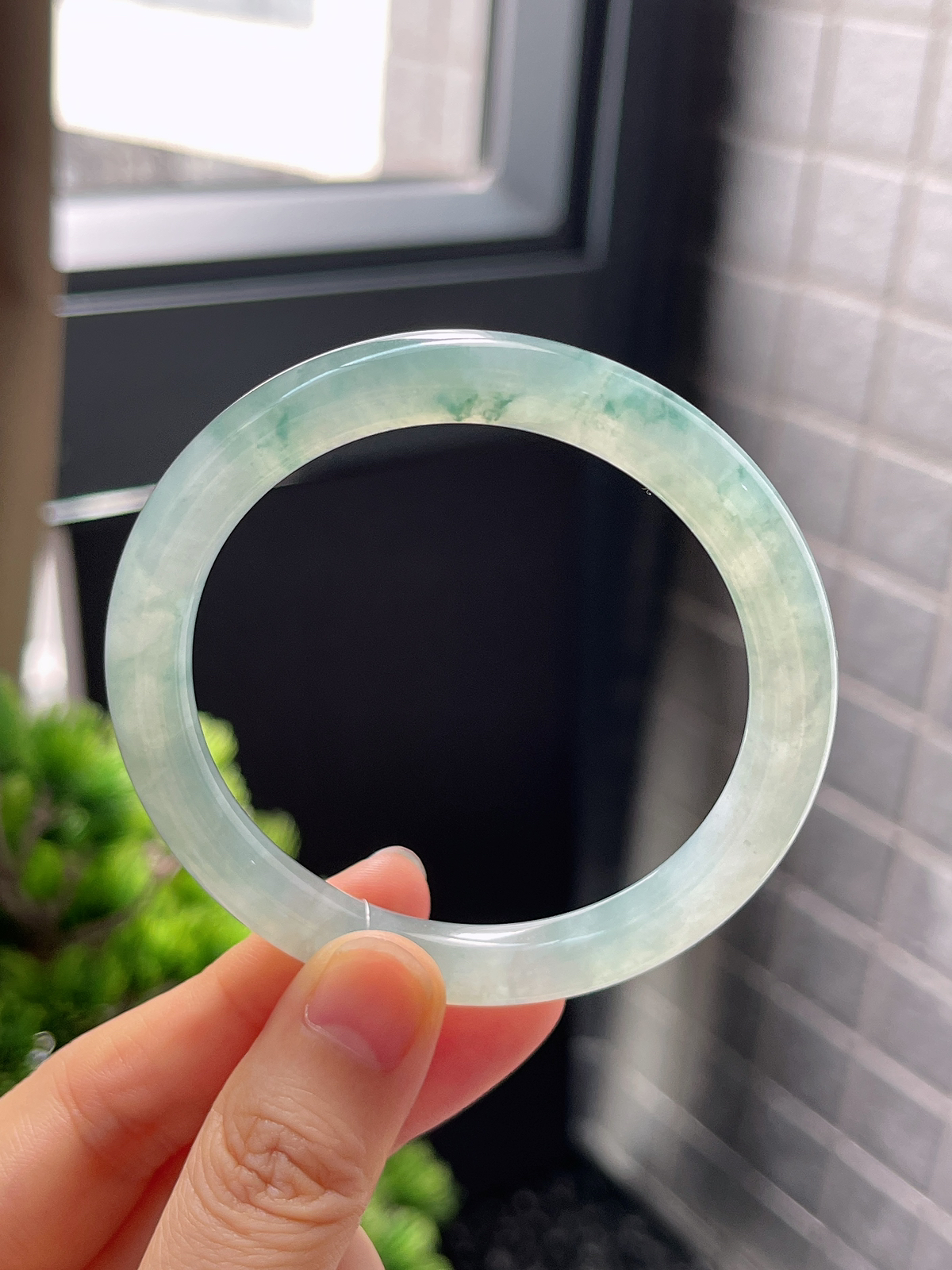 圆镯54.9圈口，翡翠冰糯种飘绿手镯