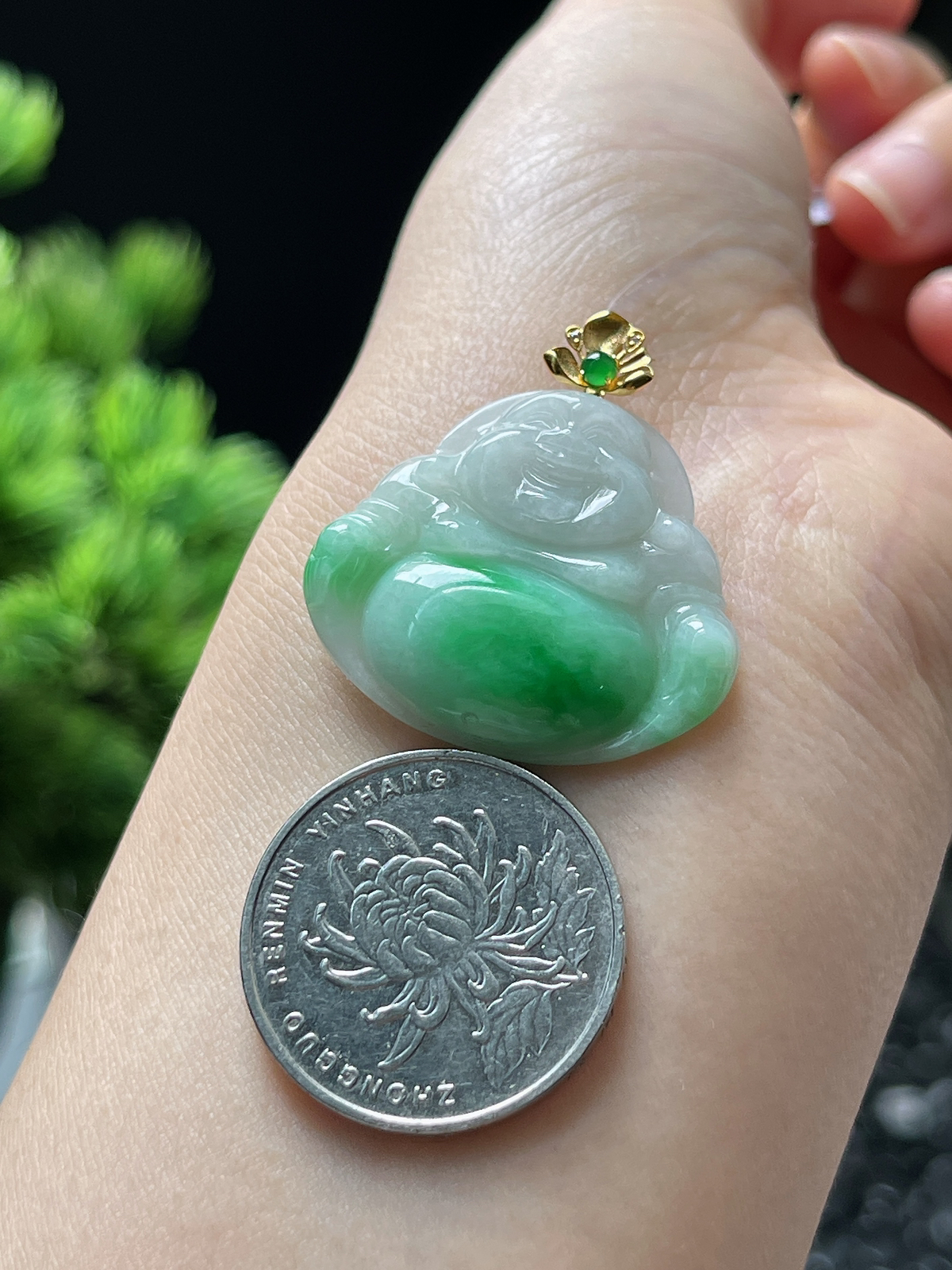 翡翠糯化种飘绿吊坠，印记：G18K,伴钻石