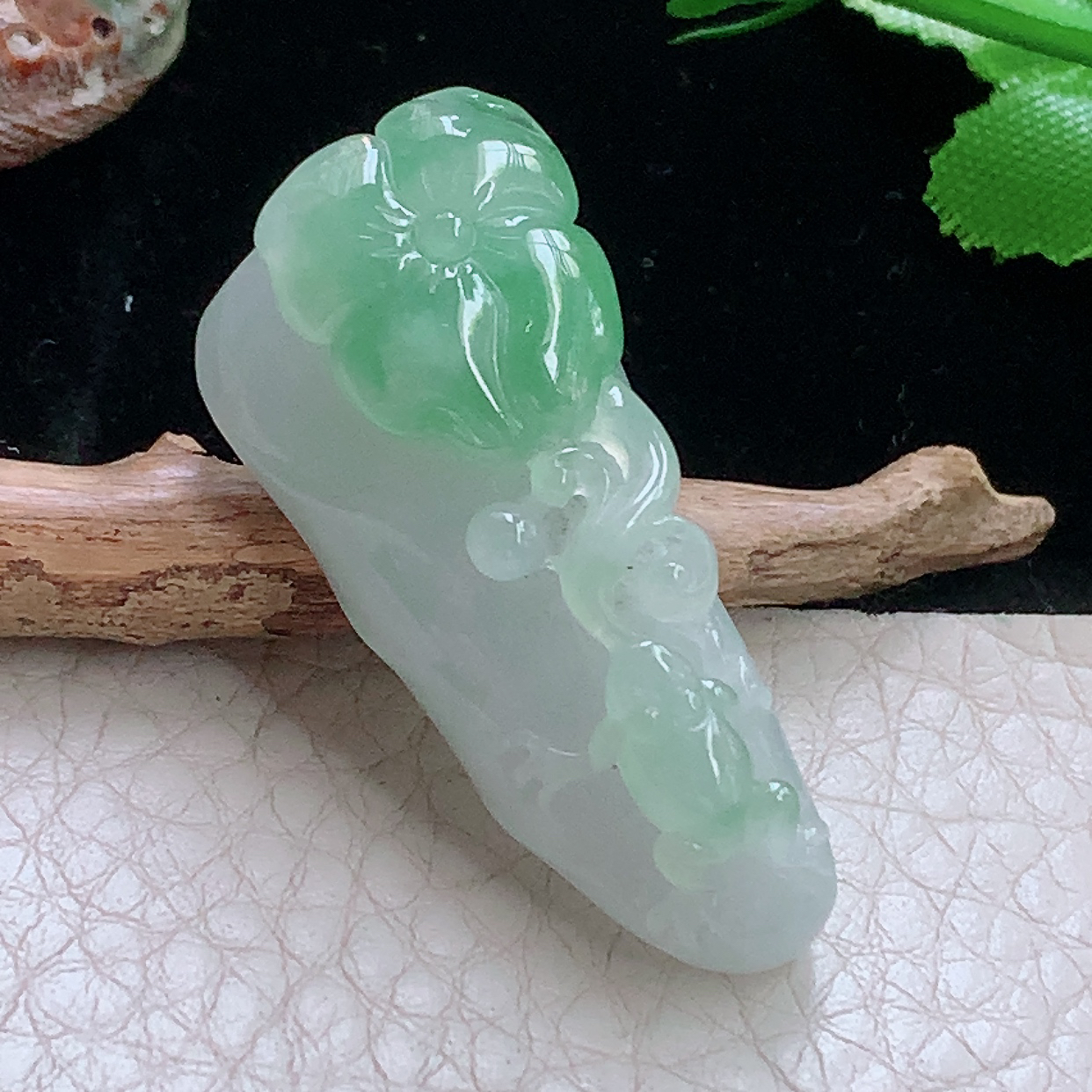 hx实拍40*17.8*12天然缅甸翡翠a货冰绿莲年有余玉吊坠 玉挂件