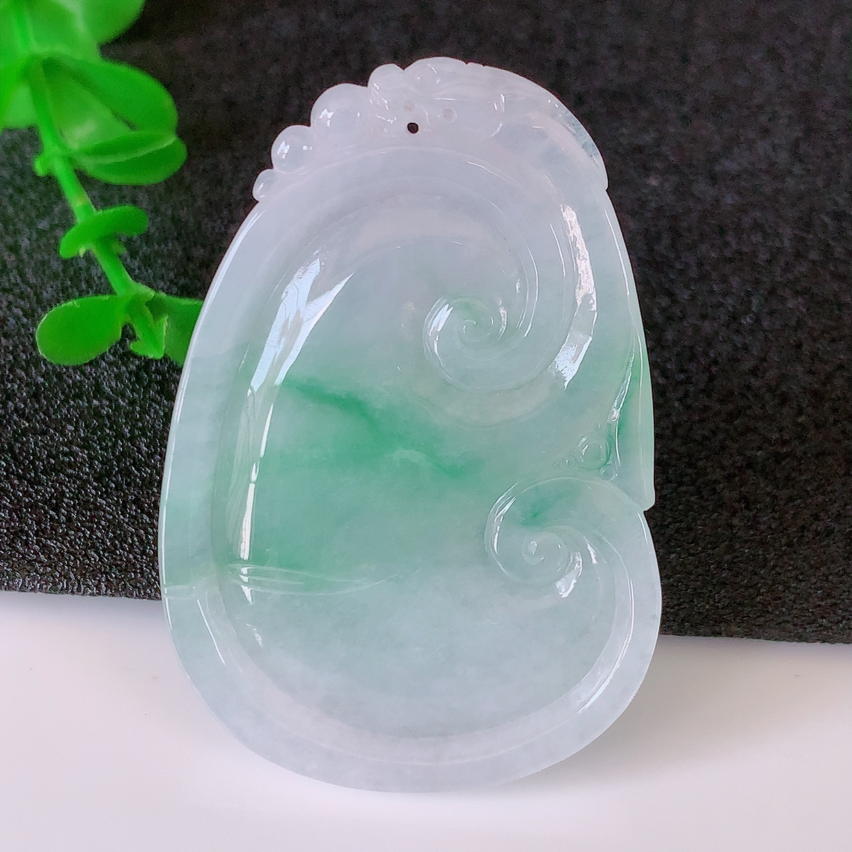 自然光实拍，冰飘绿翡翠如意吊坠，上身效果非常美，饱满大气，工艺美，万事如意， 如意一生 #50尺寸45-31-5