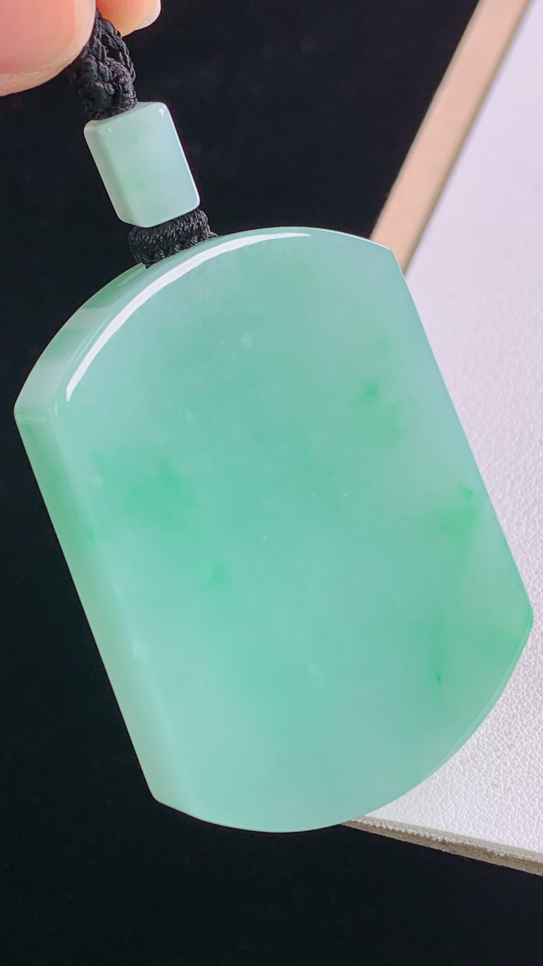 冰晴无事牌 种色俱佳，底子细腻， 尺寸:56.3-41.8-9.8mm 26