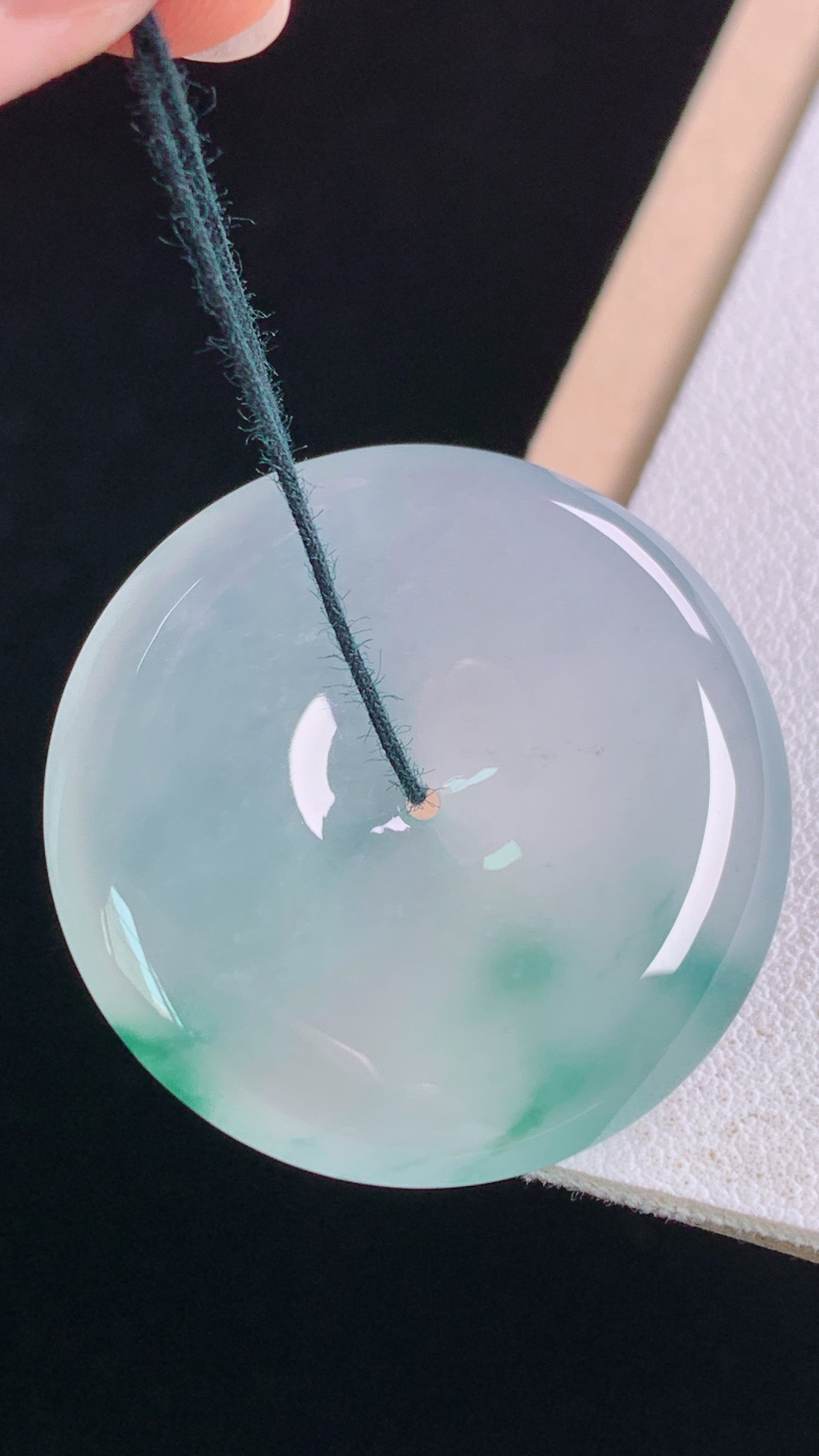 冰飘花平安扣 花色灵动，冰透起光，无裂 尺寸:29.6-5.6mm 25