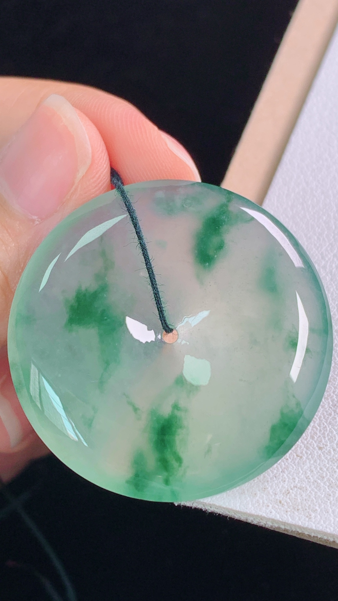 冰晴飘花平安扣 种色俱佳，花色灵动，无裂 尺寸:34.5-5.4mm 26