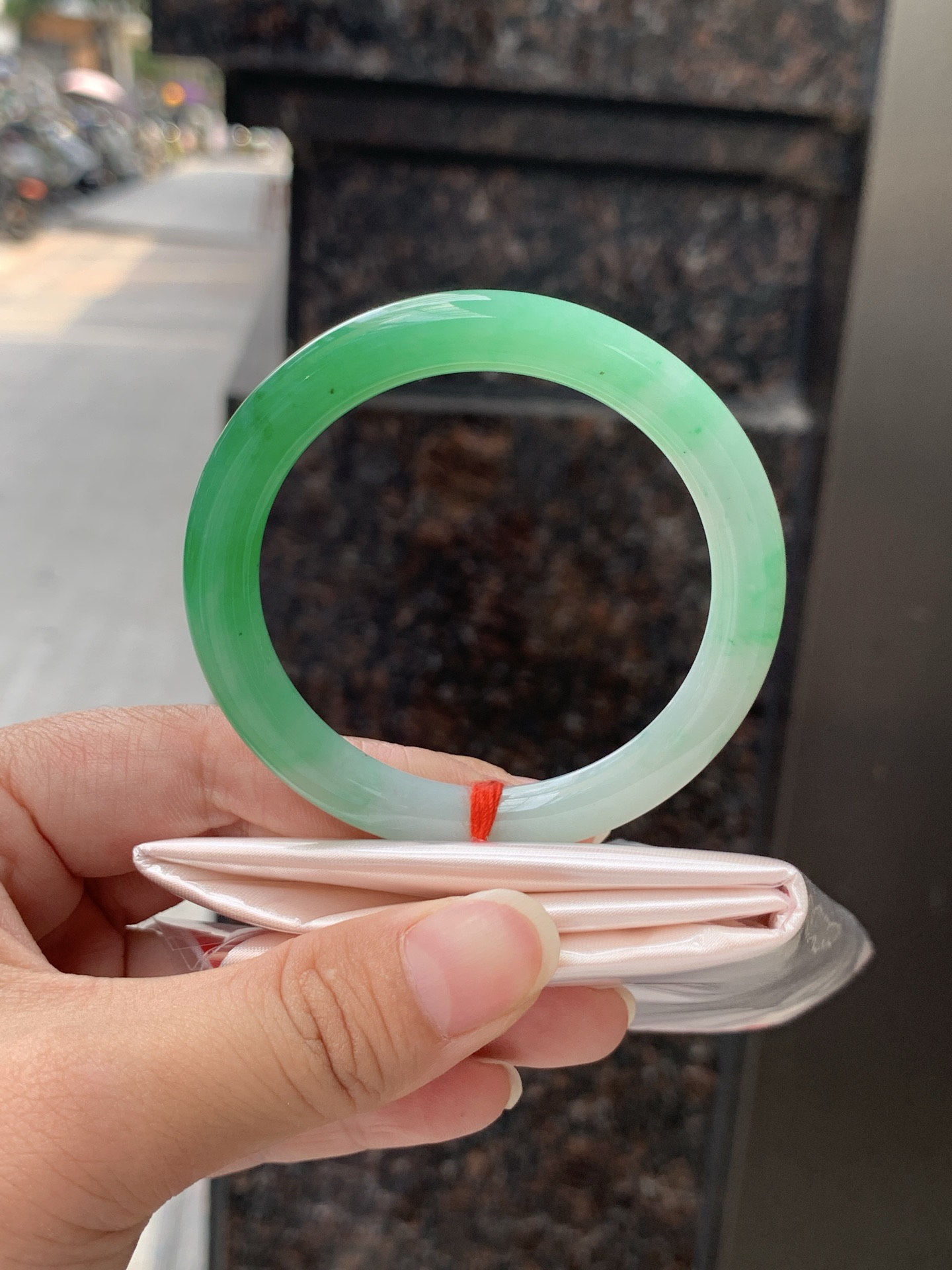 阳绿圆条 0529-N812 打灯纹裂，底妆细腻，通透的苹果绿底色像是被春雨洗过的嫩叶在，阳光下还会透出甜甜的蜜糖光泽，夏日清新感拉满。