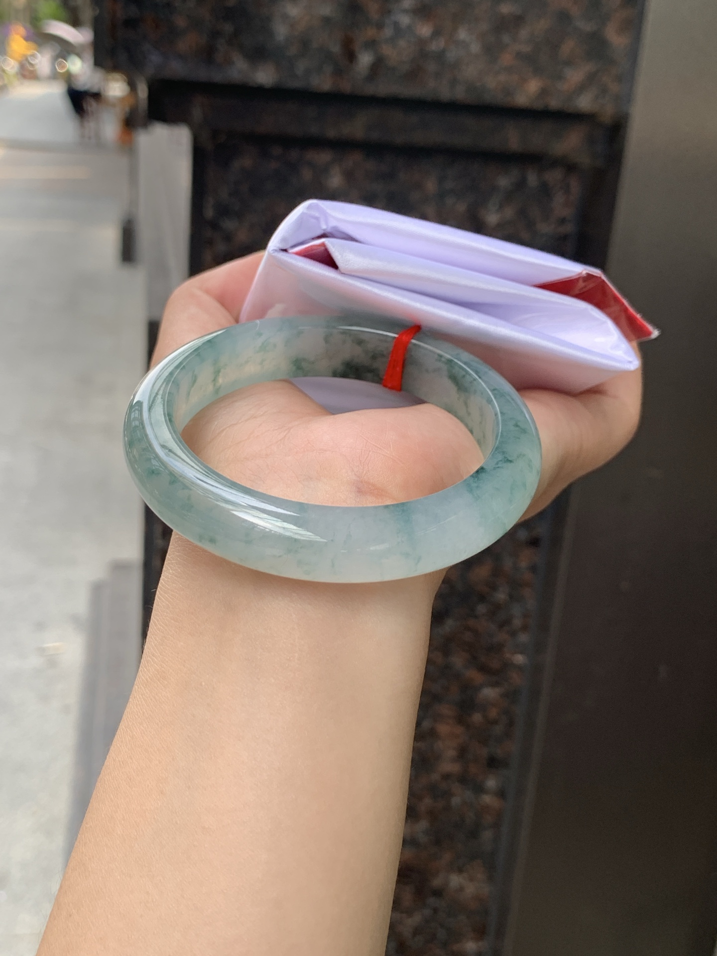 冰飘花正圈 58-12.4-9 0529-N829 打灯纹裂，底妆冰润细腻，冰底中开出了朵朵蓝花，飘花灵动飘逸，勾勒出一幅唯美诗意的山水意境画，古典优雅又秀气