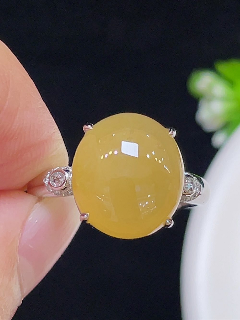 ️【高冰黄翡，戒指】大件饱满，通透水润，玉质细腻，翠色鲜艳，18k金奢华钻石镶嵌️，12.3-10.9-4.8
