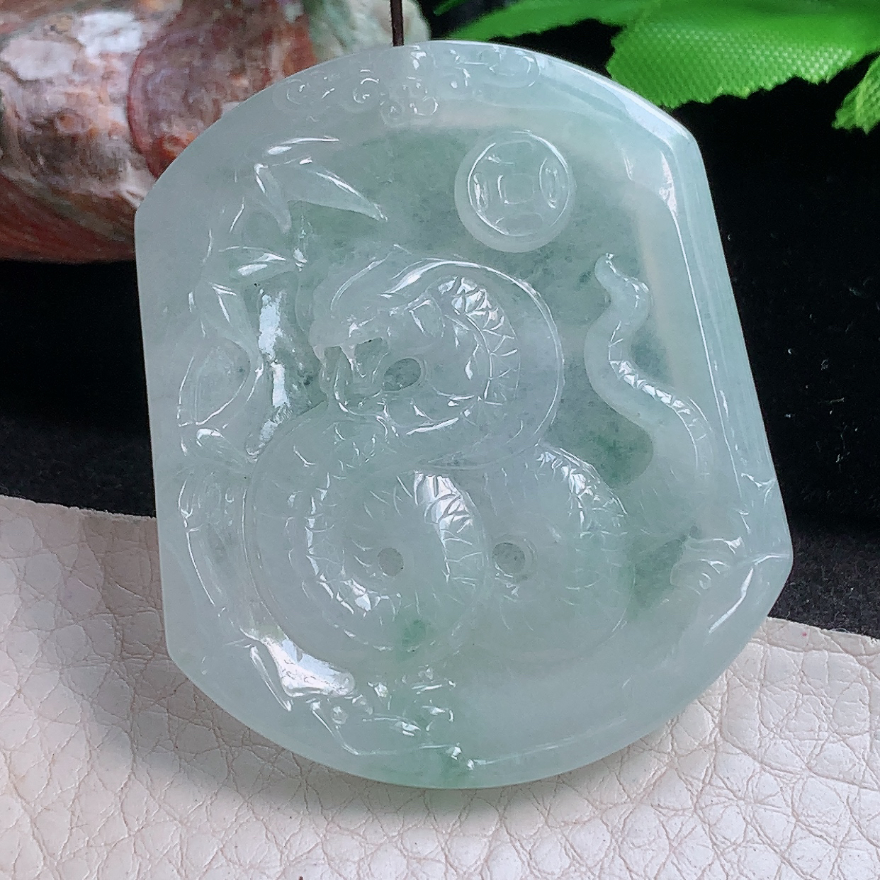 py实拍52*44.5*5.5缅甸翡翠精雕冰飘花腰缠万贯 生肖蛇玉项坠 玉挂件