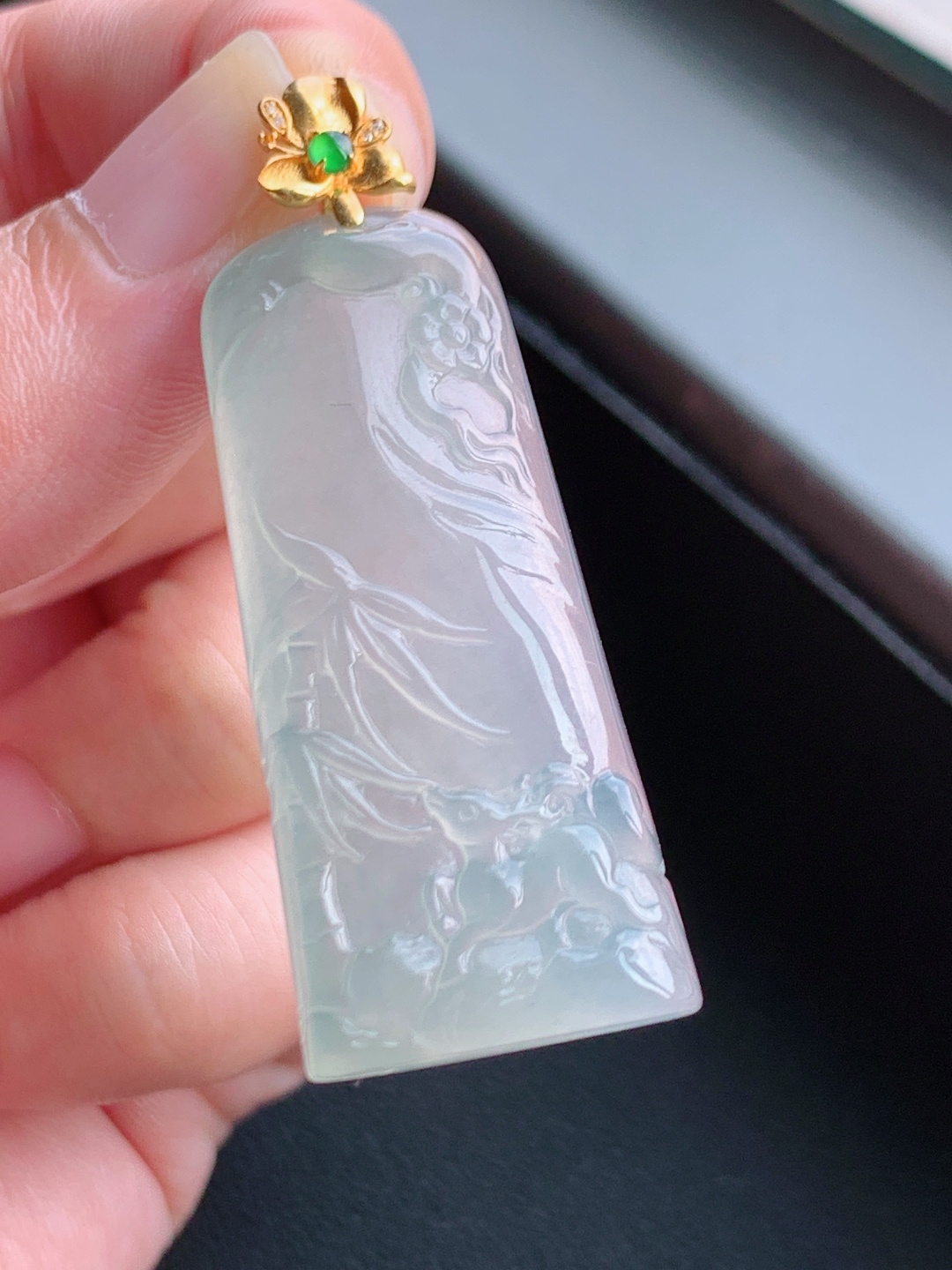 ️ 竹报平安扣牌吊坠，冰润通透的底子像一汪春水，18K金镶的扣头精致又点睛，阳绿小蛋面一搭，瞬间贵
