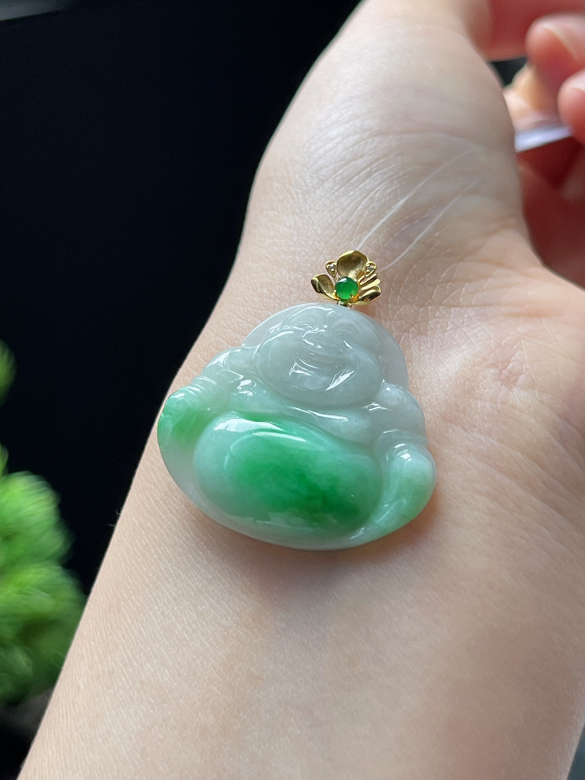 翡翠糯化种飘绿吊坠，印记：G18K,伴钻石