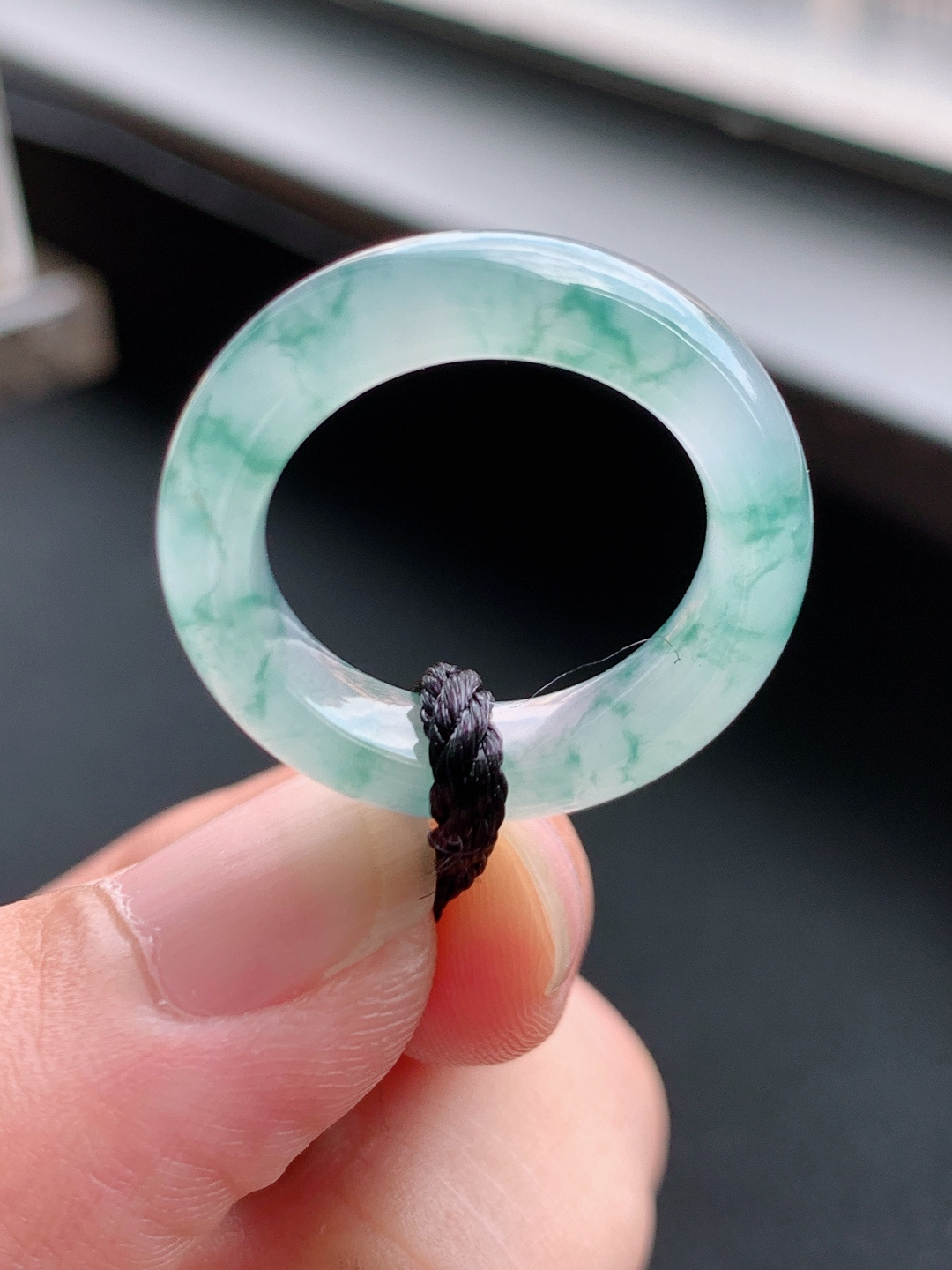 冰种飘花指环，翠影漫过冰面，清透又灵动，戴在手上自带清冷贵气。自然光拍摄