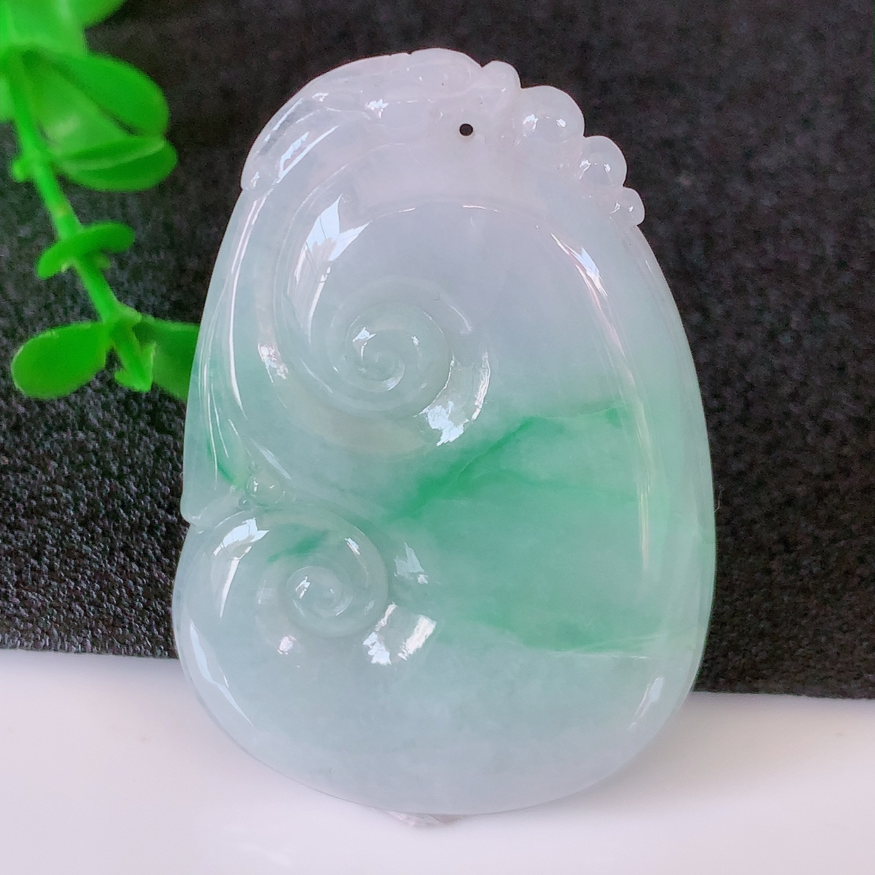 自然光实拍，冰飘绿翡翠如意吊坠，上身效果非常美，饱满大气，工艺美，万事如意， 如意一生 #50尺寸4