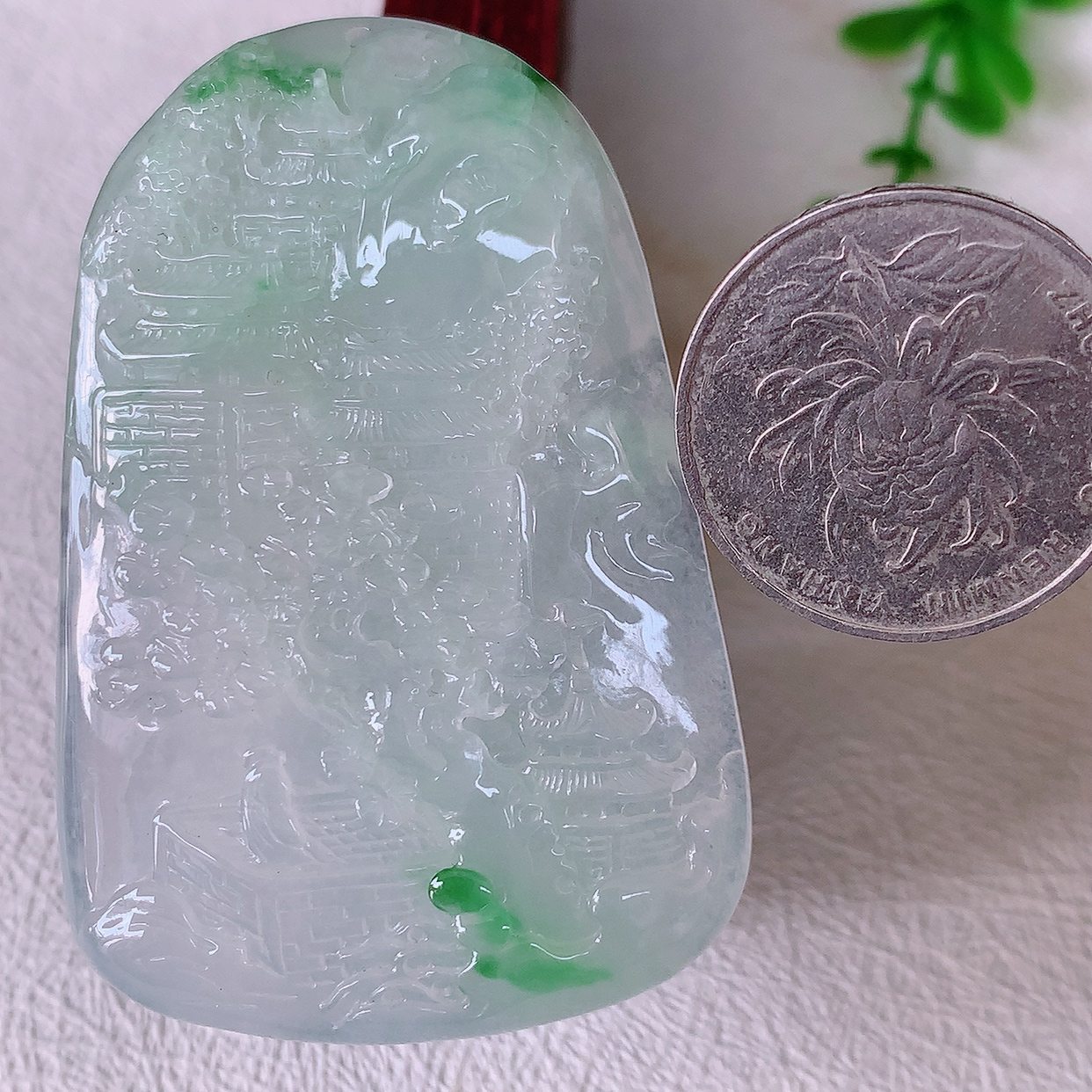 自然光实拍，冰种飘阳绿翡翠山水牌吊坠，立体生动形象，山水素材布局合理，意境感佳， 佩戴上身效果更高贵 #50.尺寸60.5*40.5*7.2