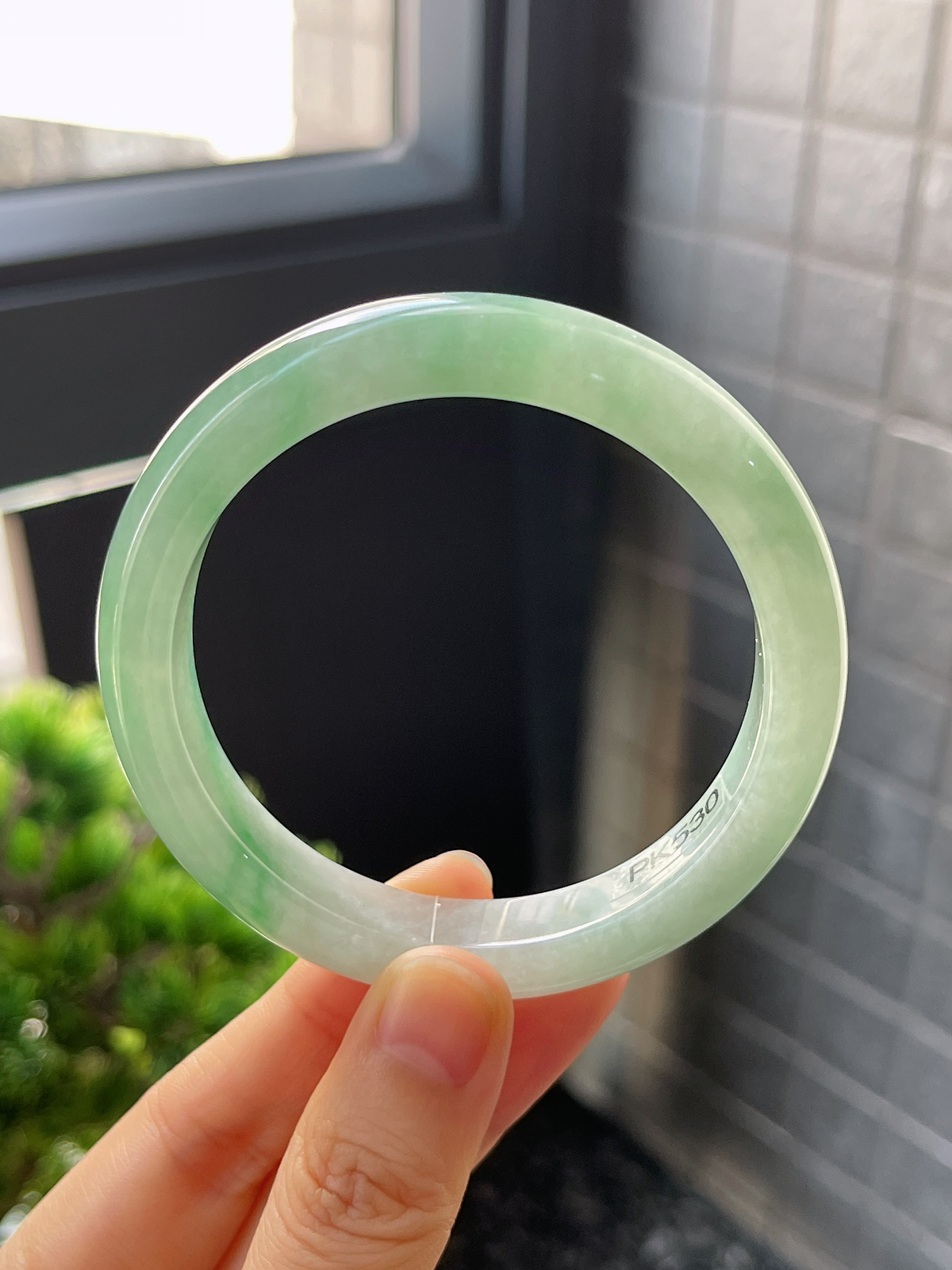正圈56圈口，翡翠糯化种飘绿手镯