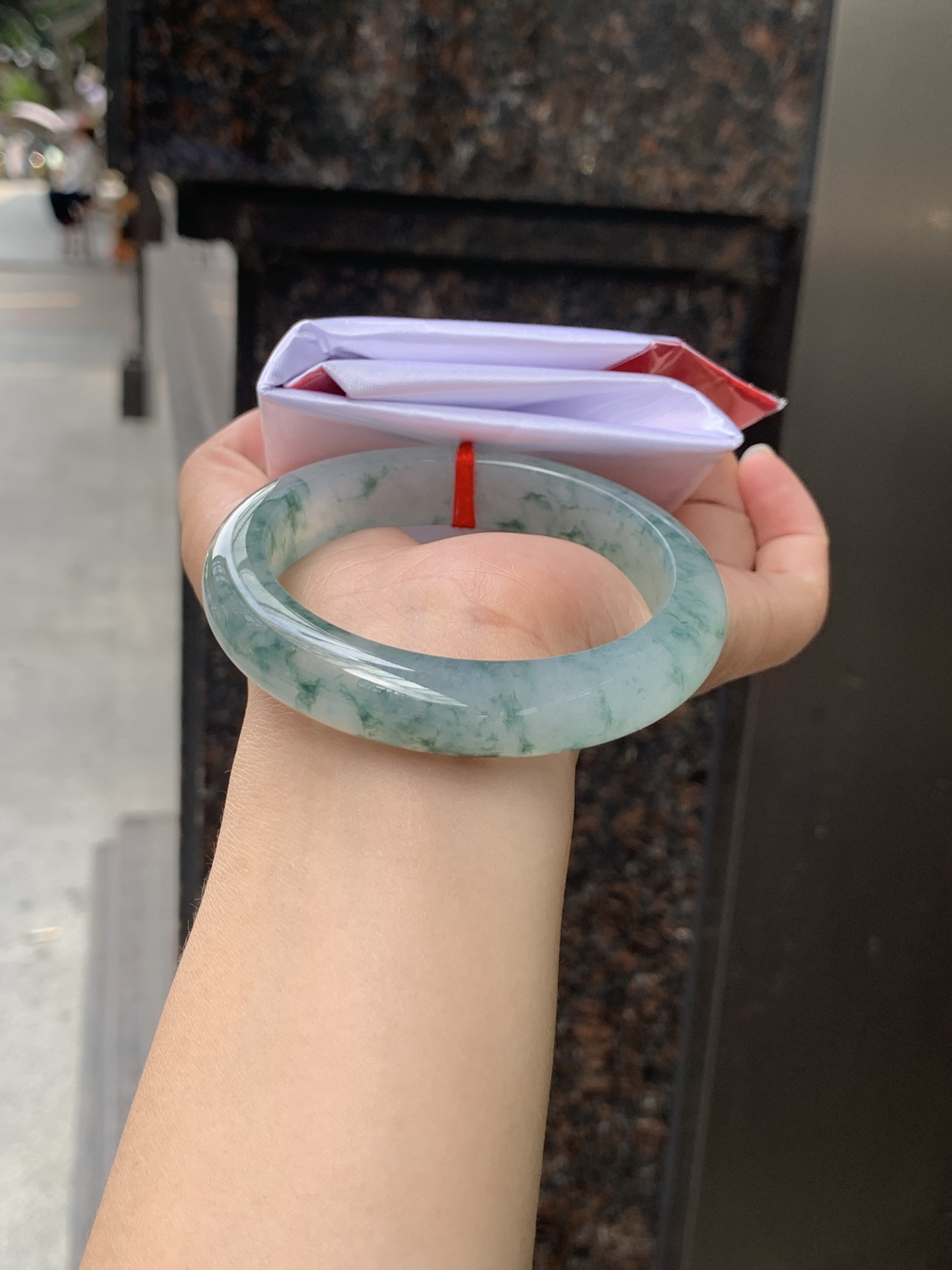 冰飘花正圈 58-12.4-9 0529-N829 打灯纹裂，底妆冰润细腻，冰底中开出了朵朵蓝花，飘花灵动飘逸，勾勒出一幅唯美诗意的山水意境画，古典优雅又秀气