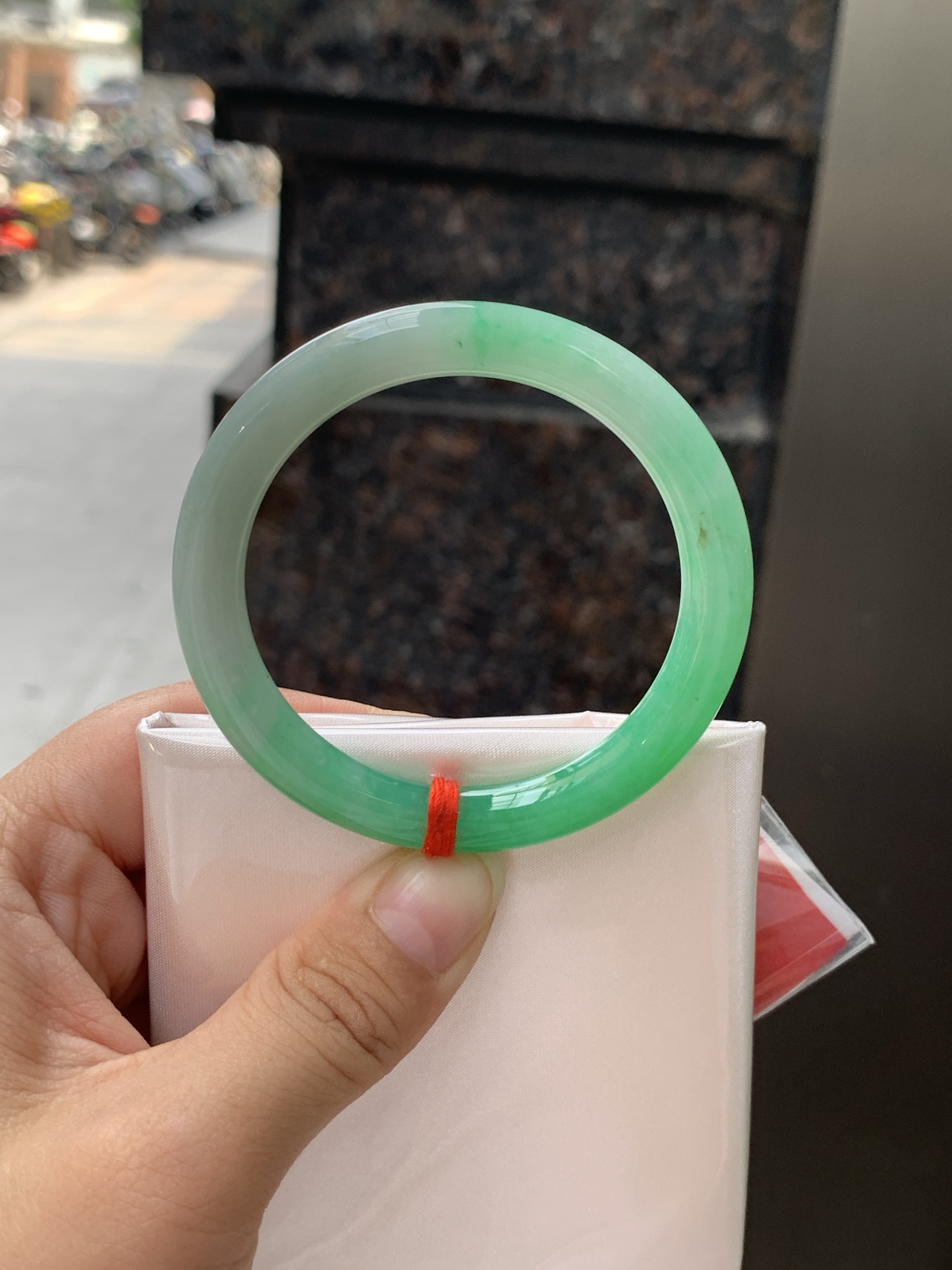 阳绿圆条 0529-N812 打灯纹裂，底妆细腻，通透的苹果绿底色像是被春雨洗过的嫩叶在，阳光下还会透出甜甜的蜜糖光泽，夏日清新感拉满。
