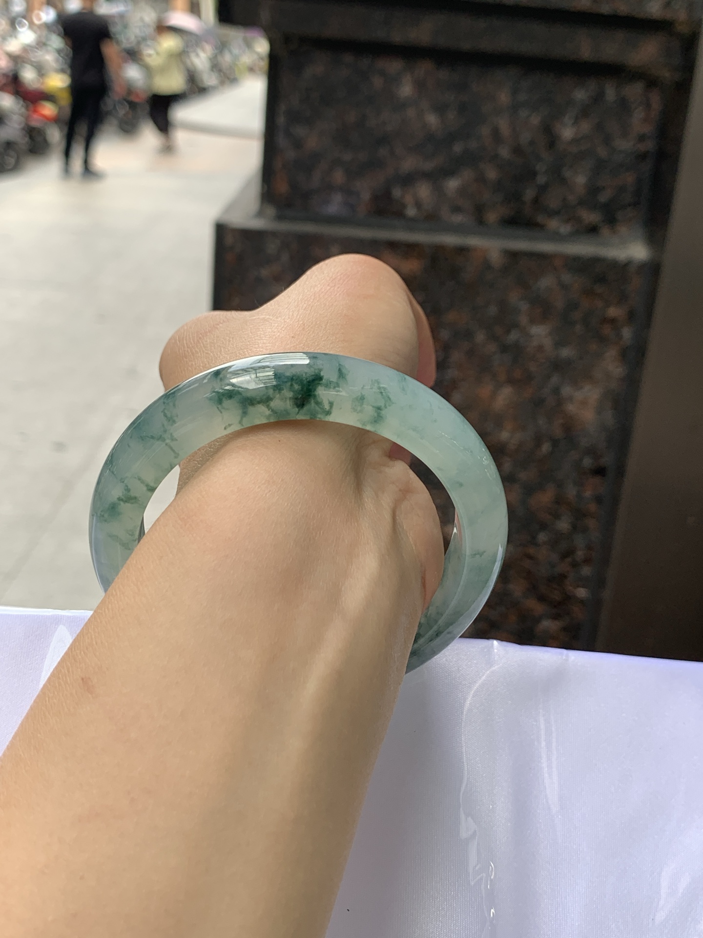 冰飘花正圈 58-12.4-9 0529-N829 打灯纹裂，底妆冰润细腻，冰底中开出了朵朵蓝花，飘花灵动飘逸，勾勒出一幅唯美诗意的山水意境画，古典优雅又秀气