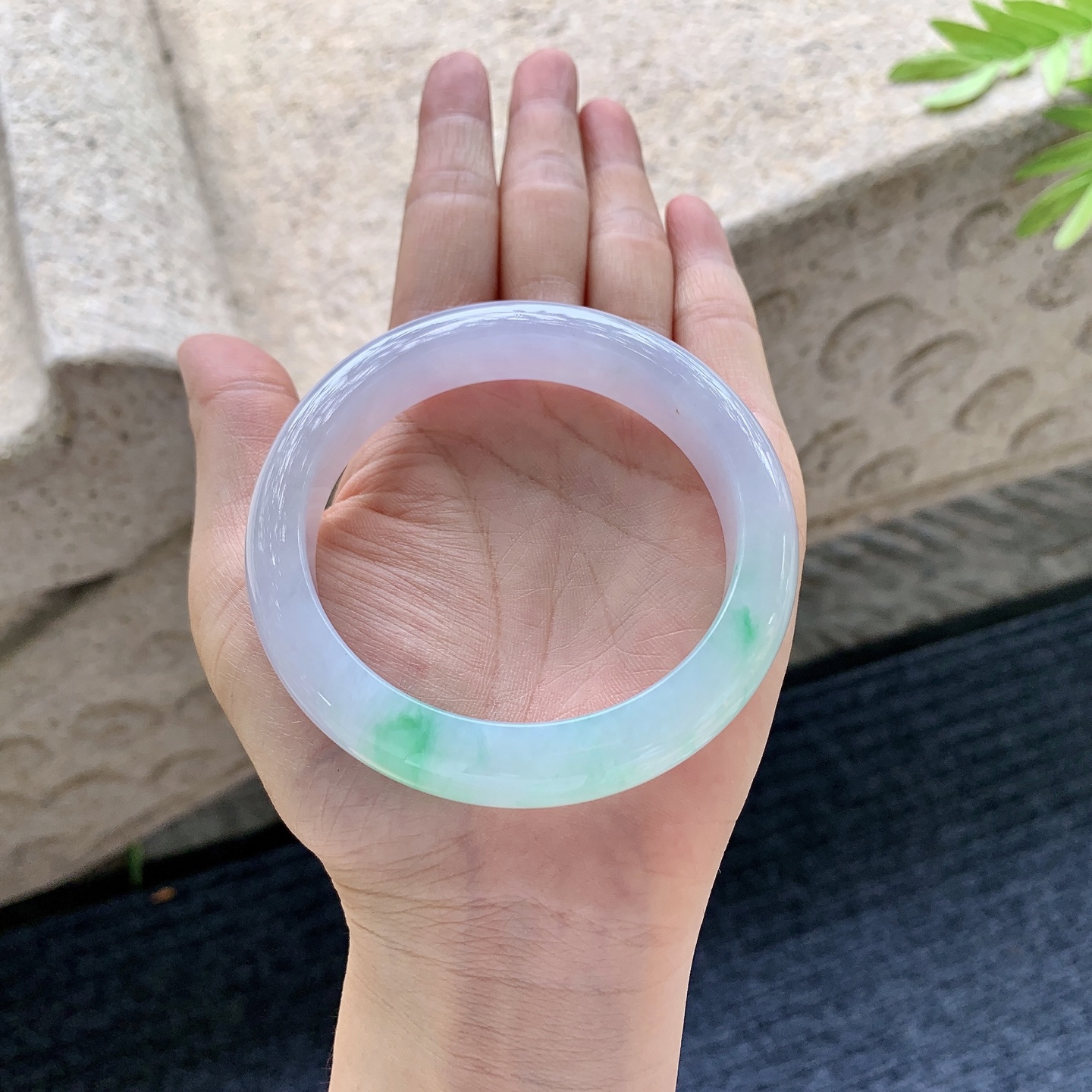 正圈57 58，圈口58/12.2/9，编码C5080563，糯冰春彩，水润，种老，细腻，打灯有絮线