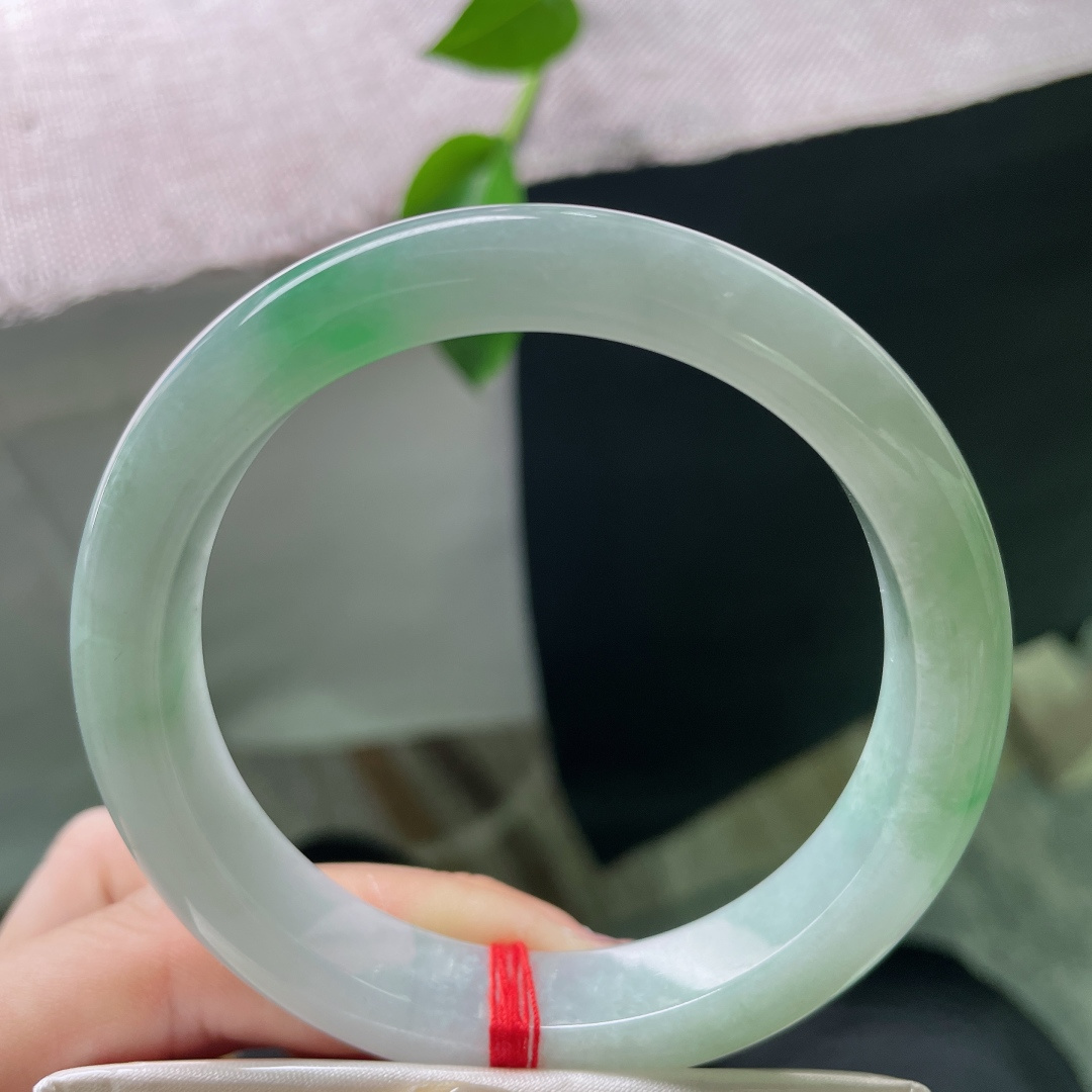 58.8/12.1/8.2，飘绿正圈，水润，细腻，贵气，耐看下，优雅，有纹，ss52573a