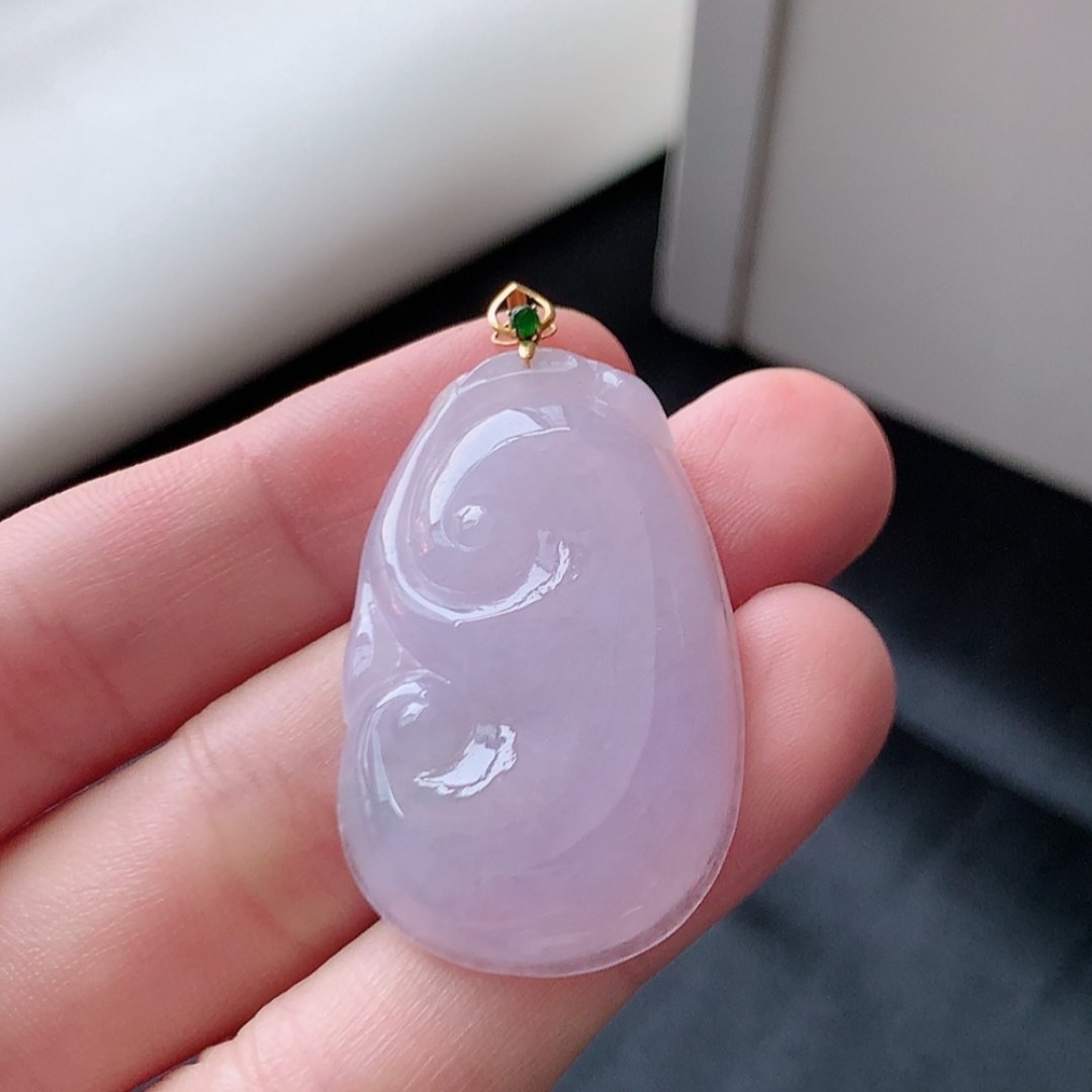 冰紫如意吊坠。色系甜美，种老饱满水润，佩戴优雅时尚 货号15527，36.3-41.2