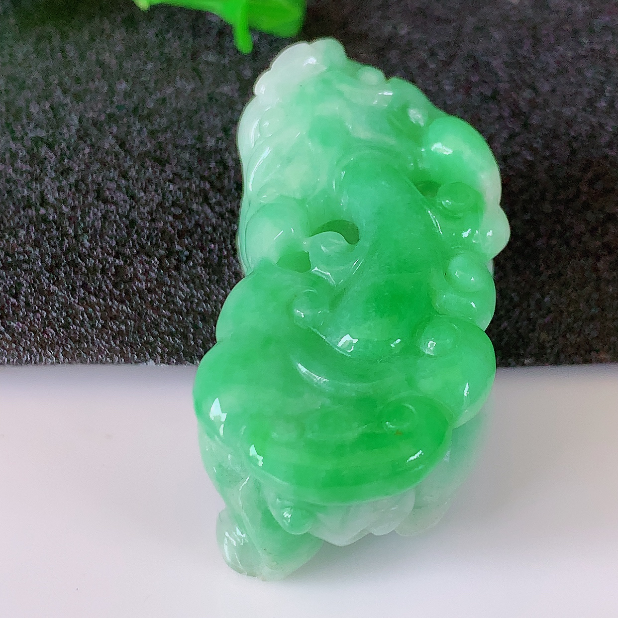 自然光实拍，冰润翠绿翡翠招财貔貅吊坠，民间有“一摸貔貅运程旺盛，再摸貔貅财运滚滚，三摸貔貅平步青云 ”的美好祝愿。#50尺寸37.5*18*18.5