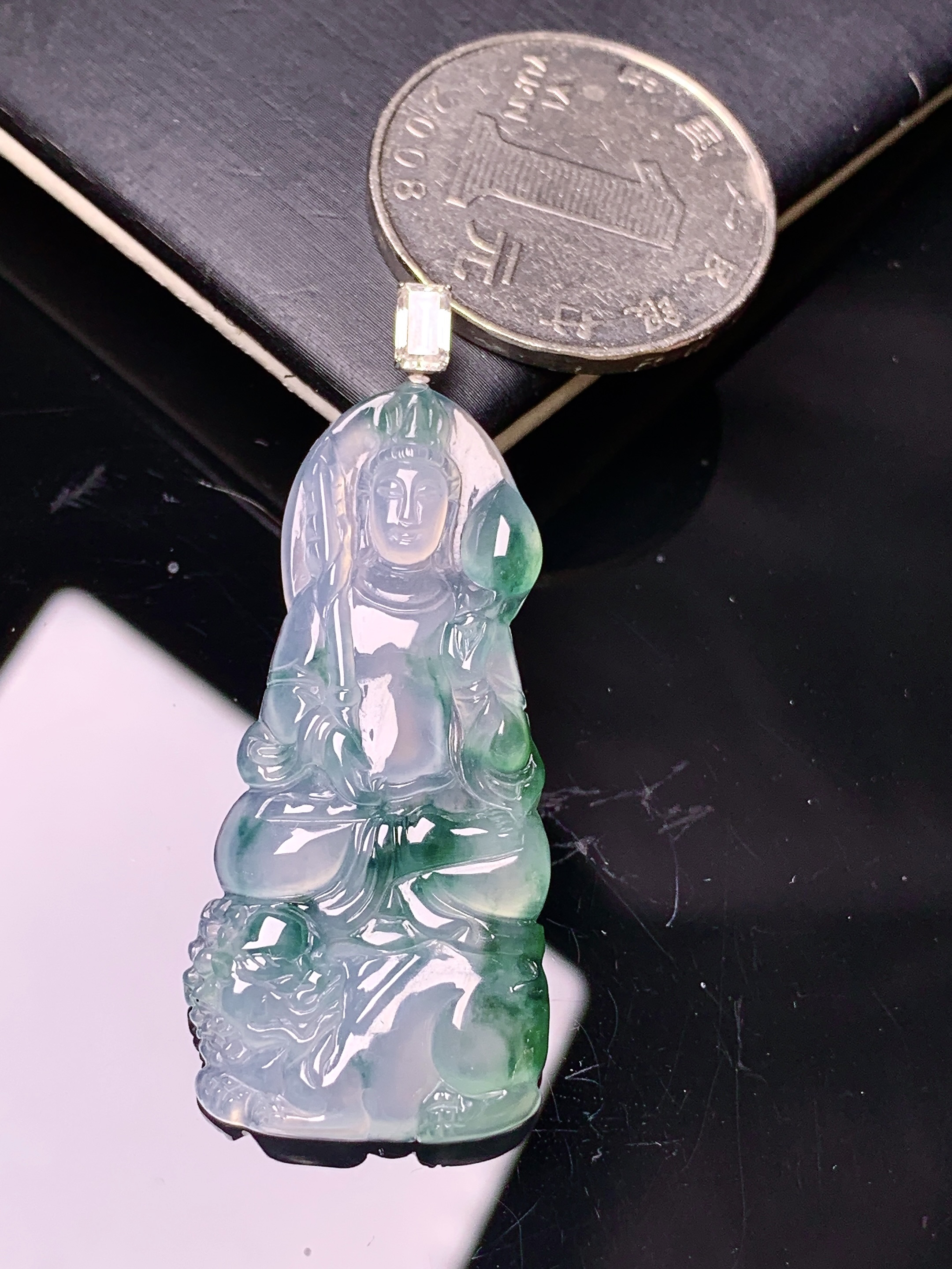 18k金钻镶嵌飘绿观音菩萨吊坠 玉质细腻 色泽艳丽清新 水润亮眼 整体尺寸47*19.3*4 c1