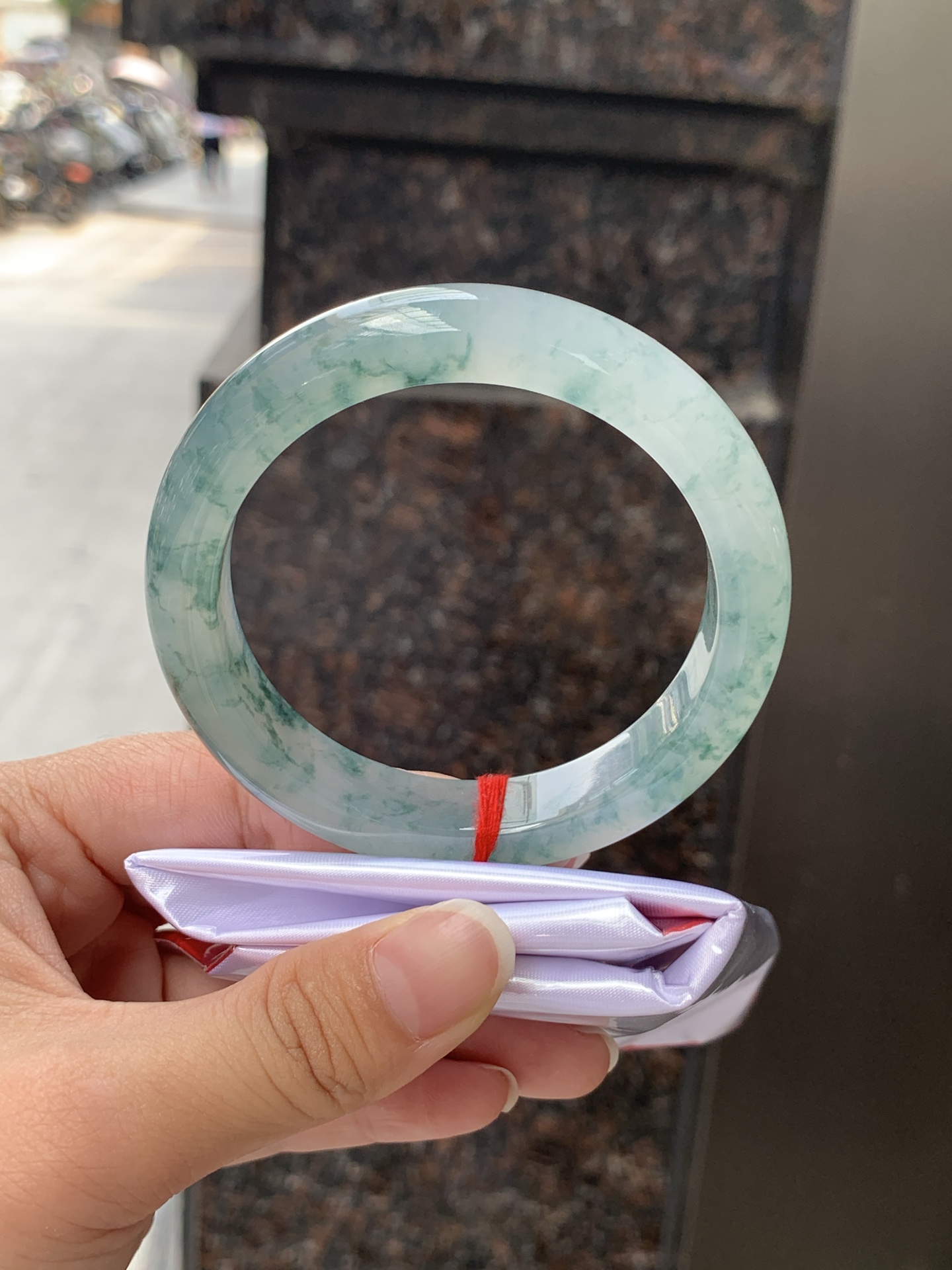 冰飘花正圈 58-12.4-9 0529-N829 打灯纹裂，底妆冰润细腻，冰底中开出了朵朵蓝花，飘花灵动飘逸，勾勒出一幅唯美诗意的山水意境画，古典优雅又秀气
