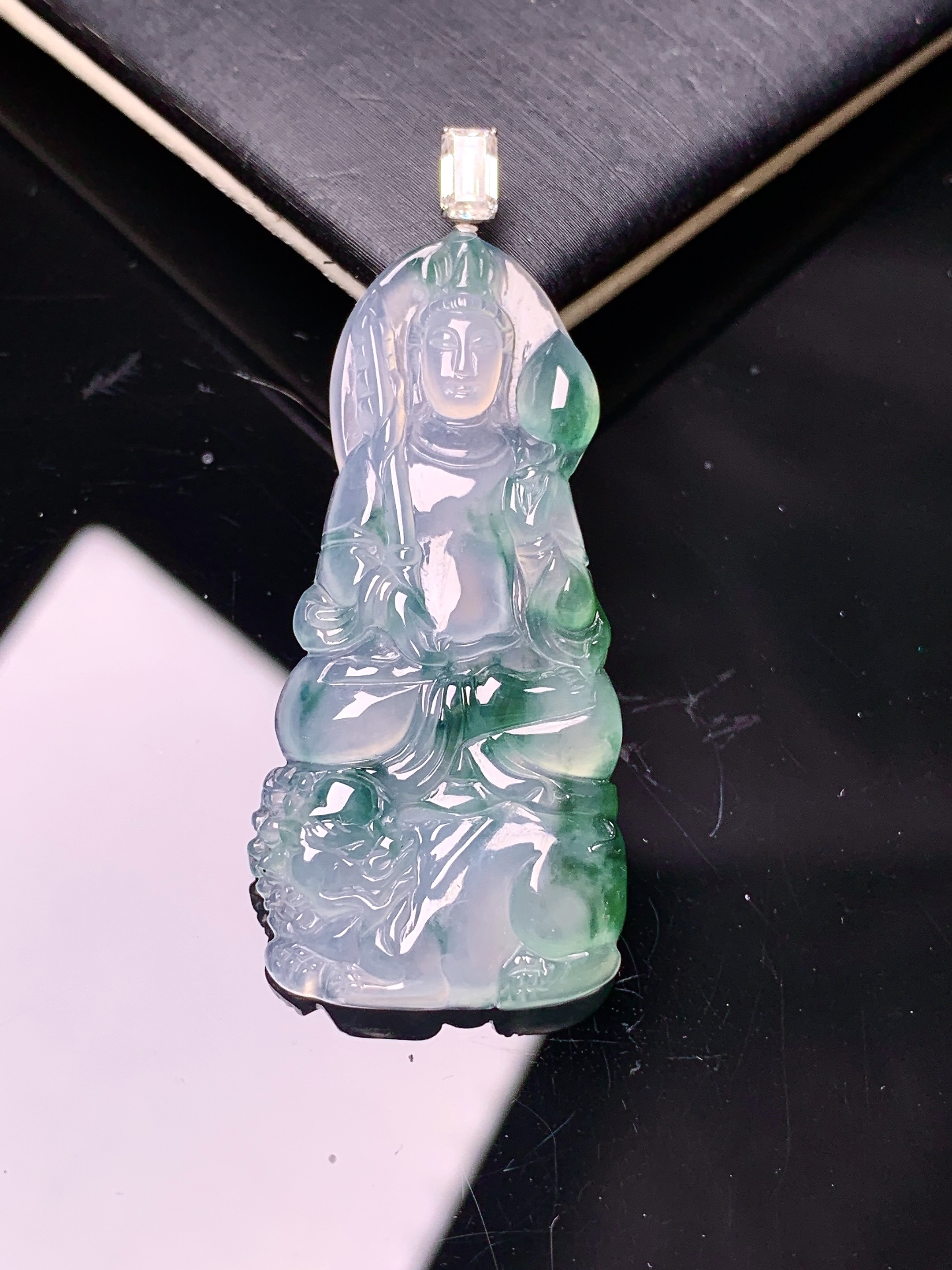 18k金钻镶嵌飘绿观音菩萨吊坠 玉质细腻 色泽艳丽清新 水润亮眼 整体尺寸47*19.3*4 c1