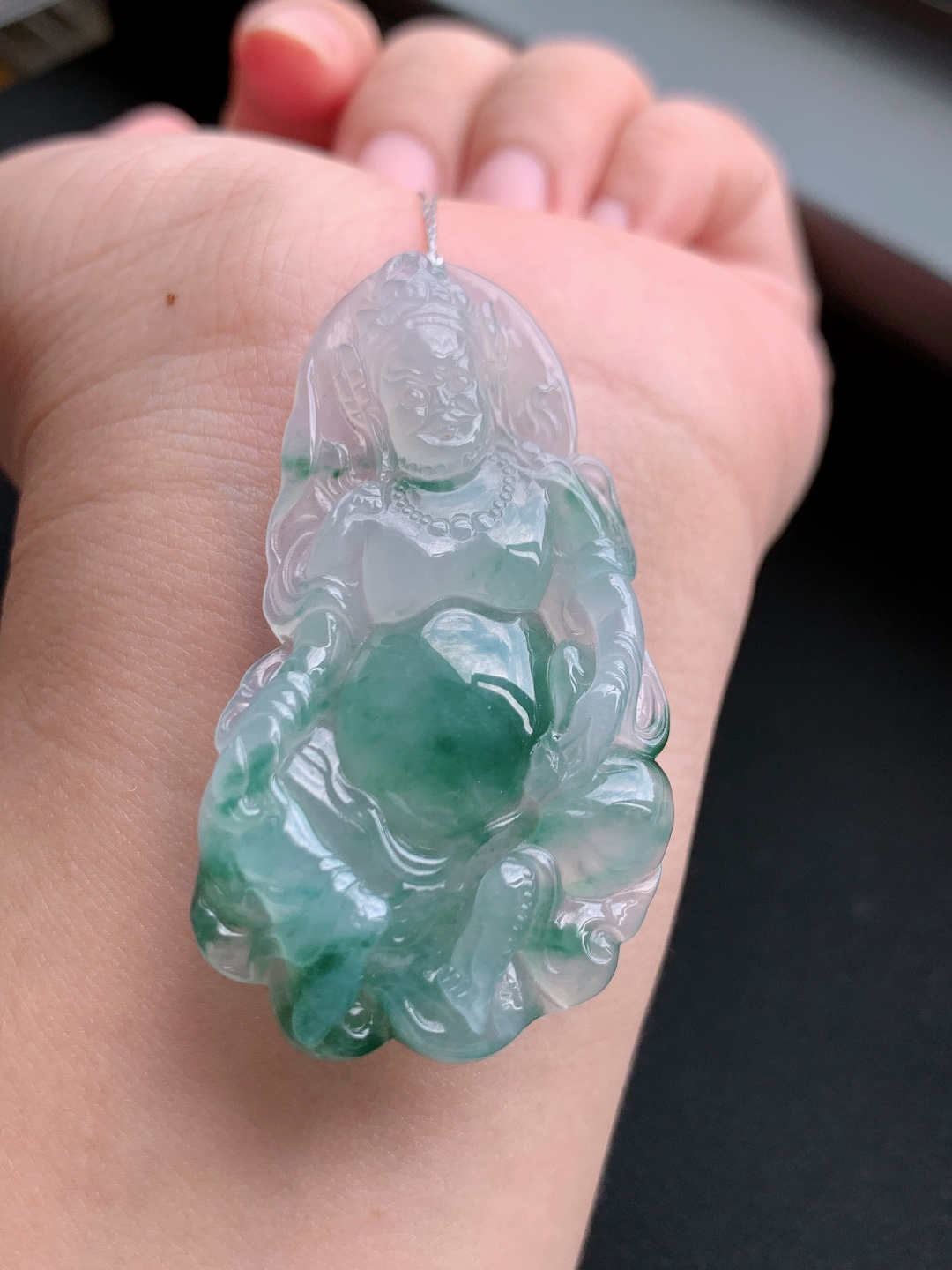 飘翠灵动，雕工传神，自带贵气，招财又纳祥。自然光拍摄 110527