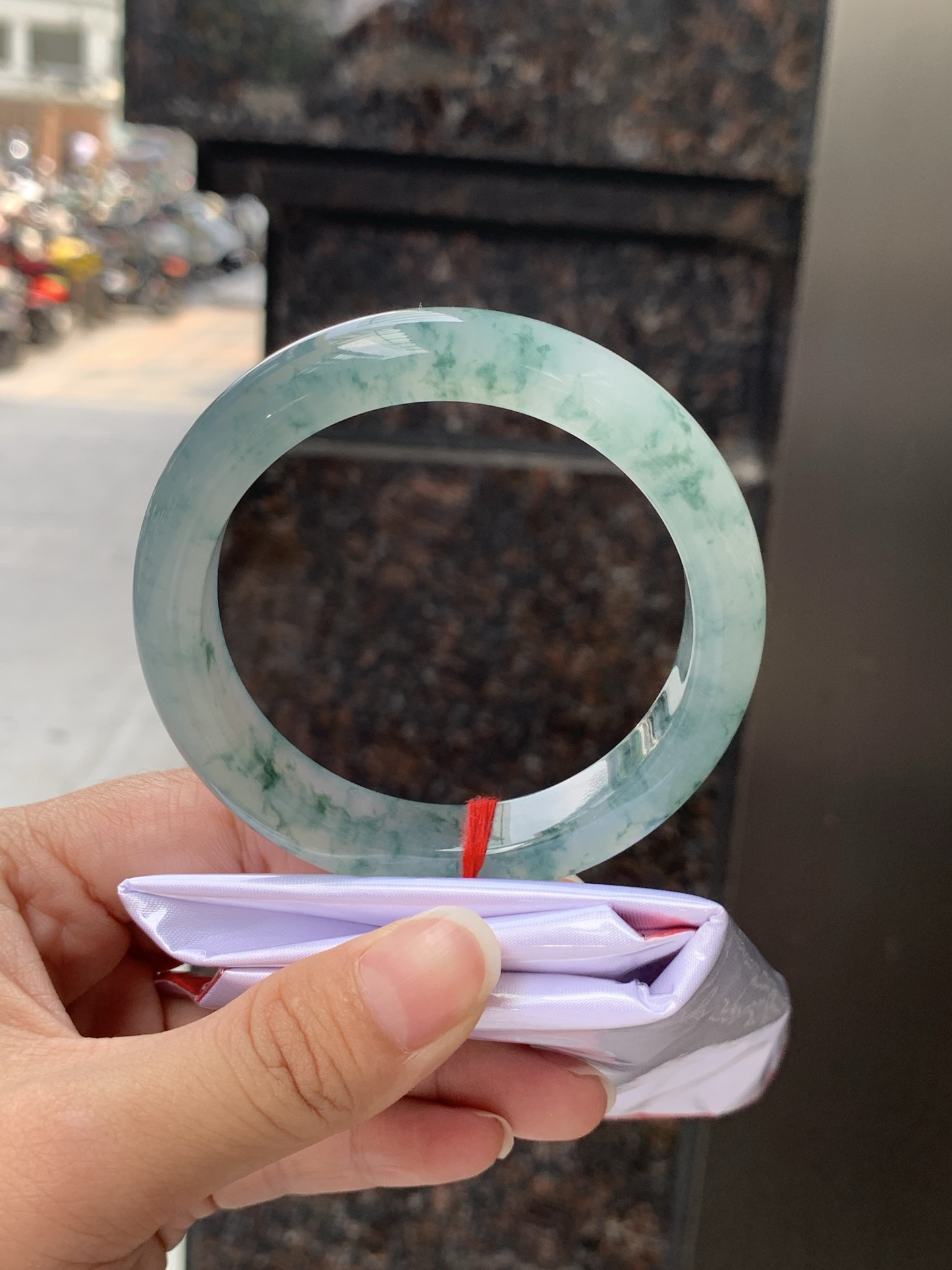 冰飘花正圈 58-12.4-9 0529-N829 打灯纹裂，底妆冰润细腻，冰底中开出了朵朵蓝花，飘花灵动飘逸，勾勒出一幅唯美诗意的山水意境画，古典优雅又秀气
