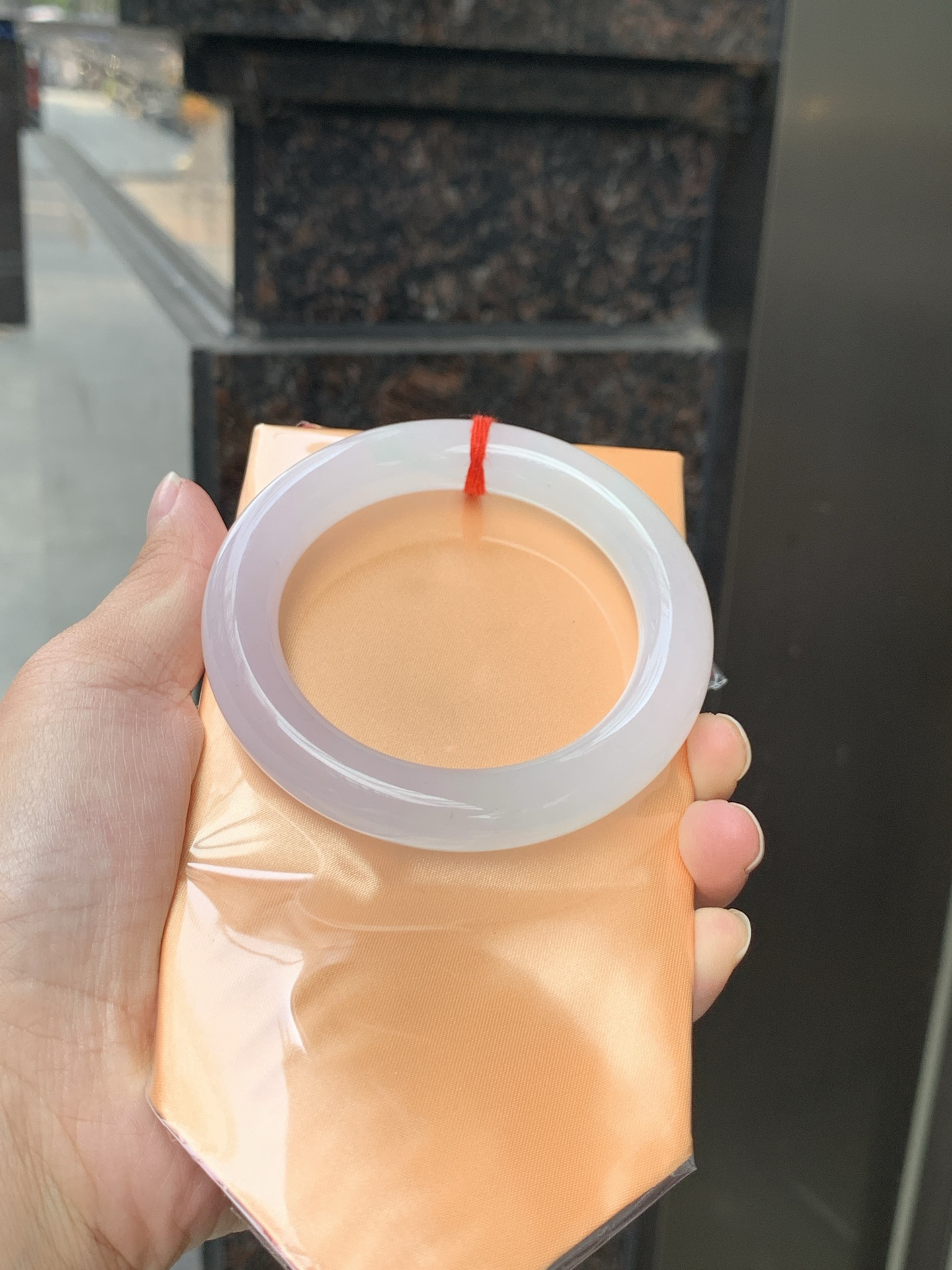 白月光圆条 56.5-11.5-11.6 0529-443-71 打灯细纹，底妆水润，水水润润的白月光，如同夜空中最温柔的那一抹月光，轻轻洒落你的手腕，带来一份宁静与雅致