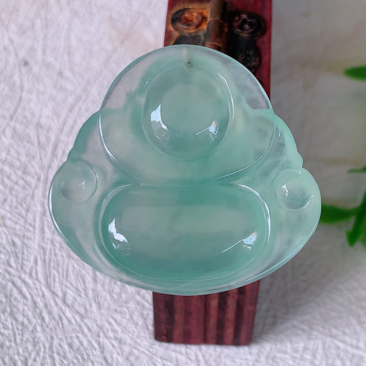 自然光实拍，冰种佛公翡翠吊坠，饱满，种水上乘，晶莹剔透，起强玻璃光泽。佛公亦保平安，寓意有福（佛公）相伴，品相佳， 配戴优雅迷人！#a50尺寸30*27.6*5.8