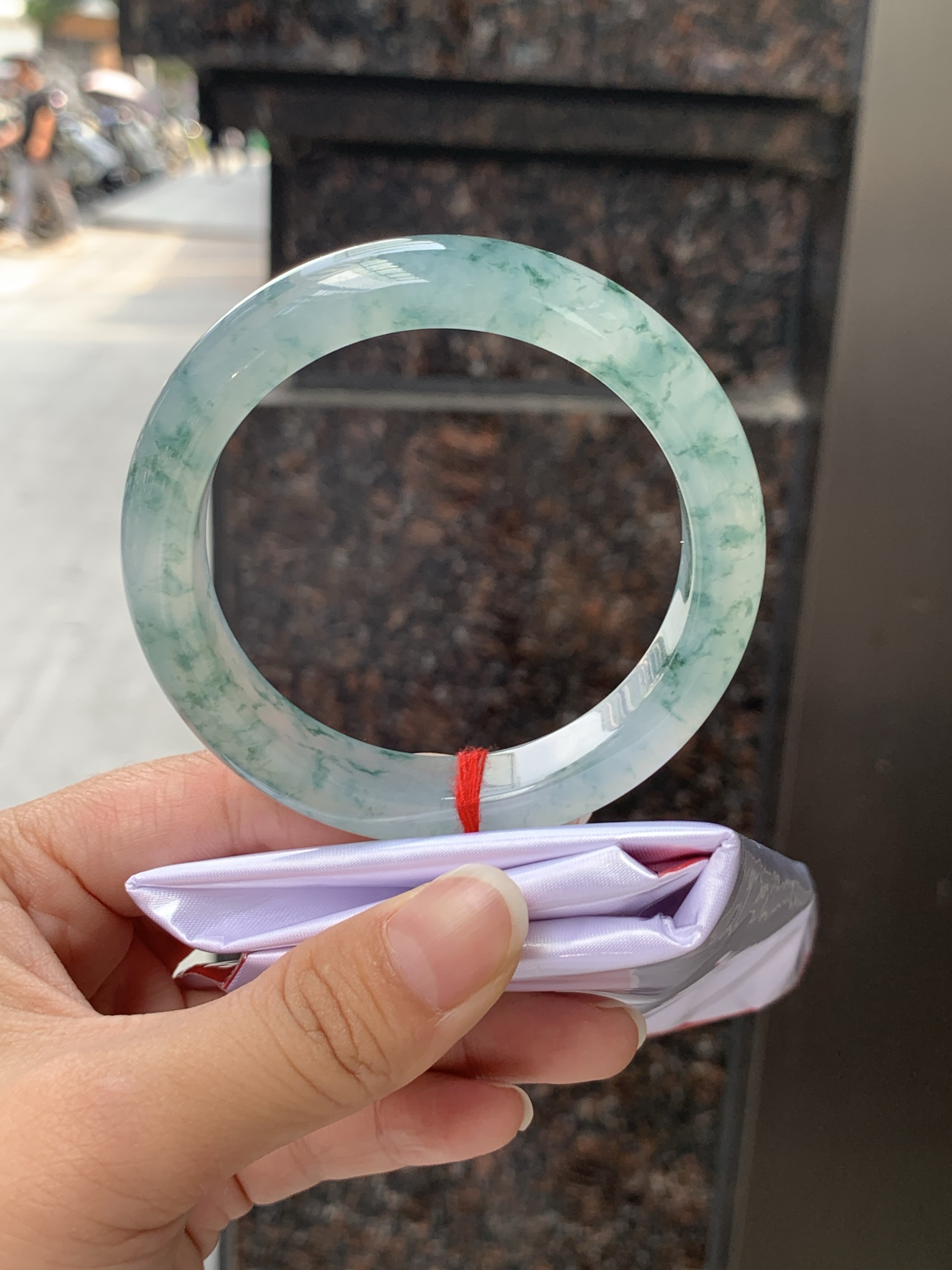 冰飘花正圈 58-12.4-9 0529-N829 打灯纹裂，底妆冰润细腻，冰底中开出了朵朵蓝花，飘