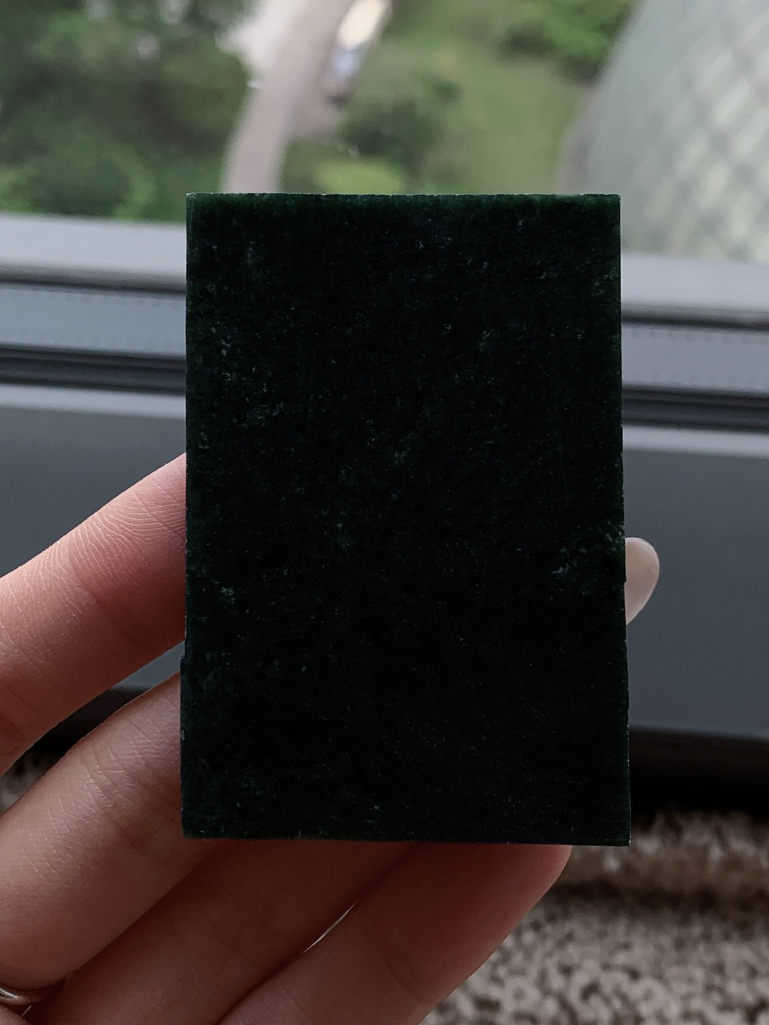 墨翠/牌子料/片料/板料/特色料 可做牌子、人物、山水、动物、花件……等推荐参考 尺寸61.7-42-7.3 重量62.7克 材料优选 墨染千山色，光凝一鉴秋。 凝润墨翠自带沉敛光泽，似水墨晕染的山河画卷，自带苍劲雅致的氛围感，可雕琢成山水或瑞兽题材，借玉中浓墨质感传递沉稳气场，寓意前程似锦、纳福；也可做简约素牌，尽显低调感，寄托平安无事、圆融一生的祈愿。