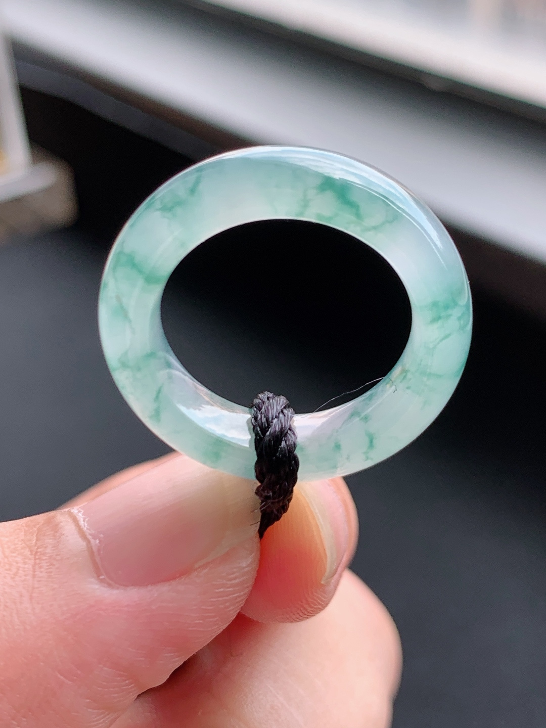 冰种飘花指环，翠影漫过冰面，清透又灵动，戴在手上自带清冷贵气。自然光拍摄