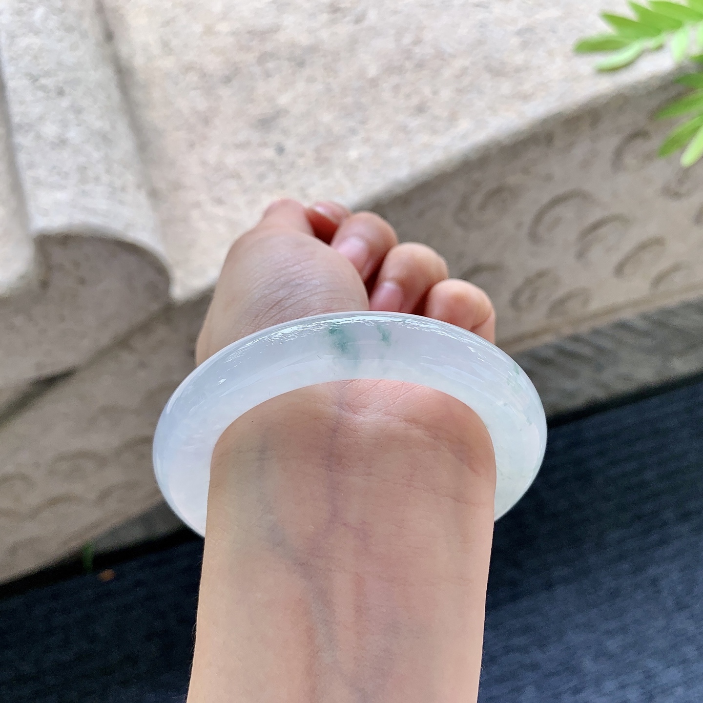 圆条52 53【圈口】53.8/11.2/11.2【编码】C5052972【描述】冰糯飘花，水润，种老，细腻，打灯有棉线