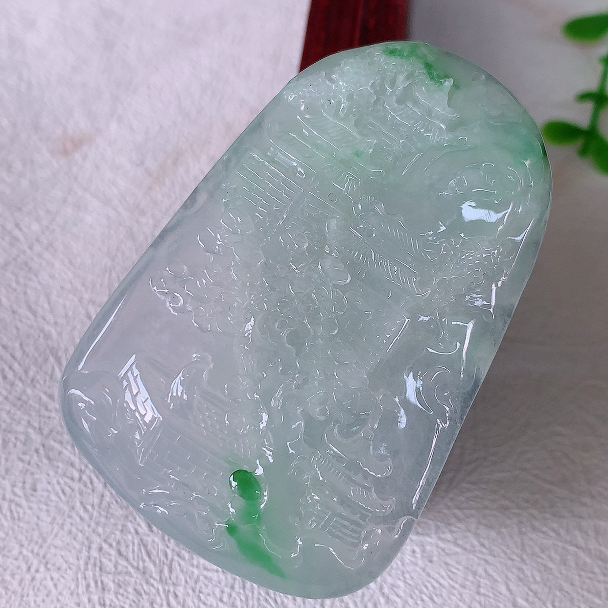 自然光实拍，冰种飘阳绿翡翠山水牌吊坠，立体生动形象，山水素材布局合理，意境感佳， 佩戴上身效果更高贵 #50.尺寸60.5*40.5*7.2