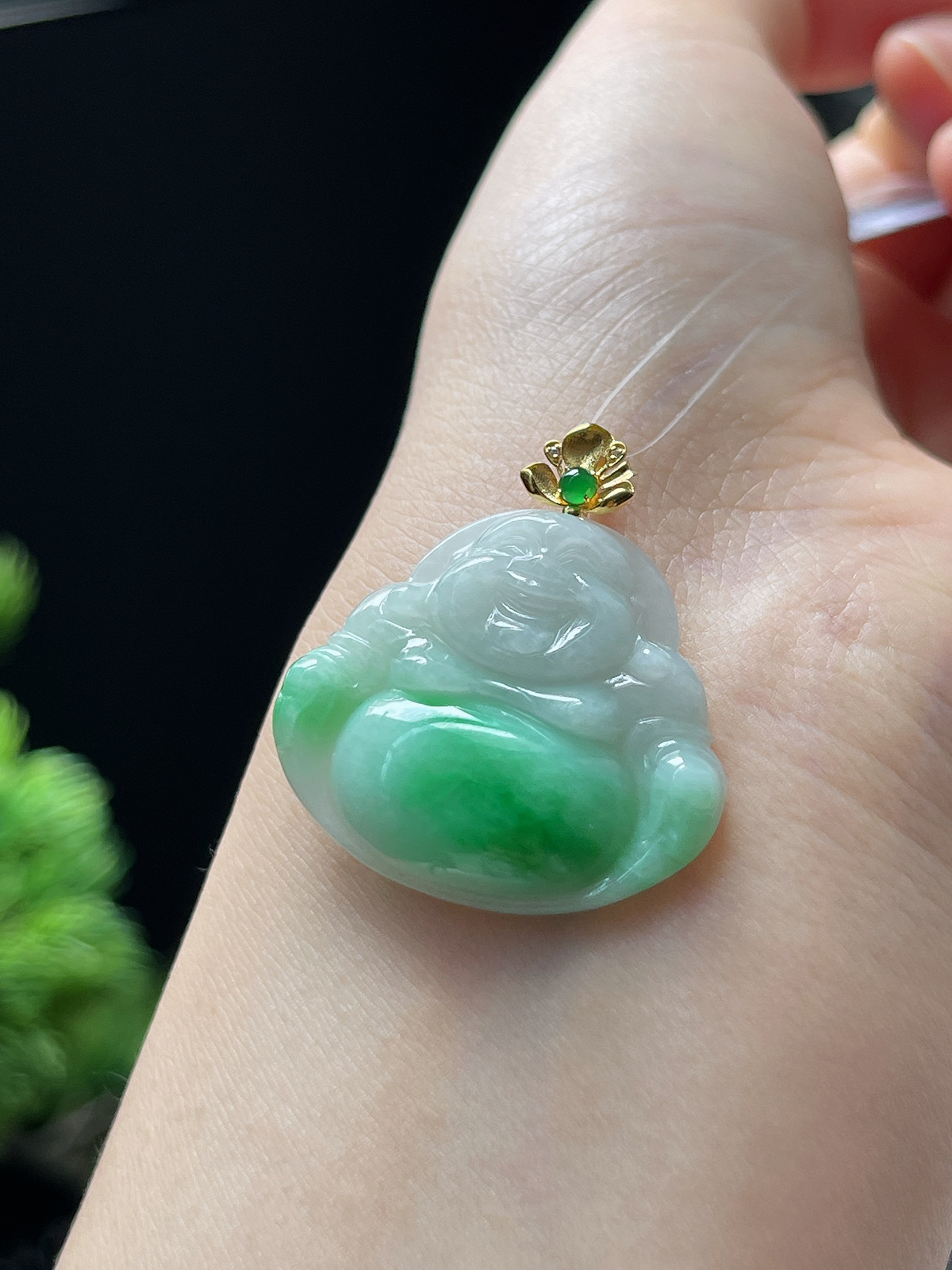 翡翠糯化种飘绿吊坠，印记：G18K,伴钻石
