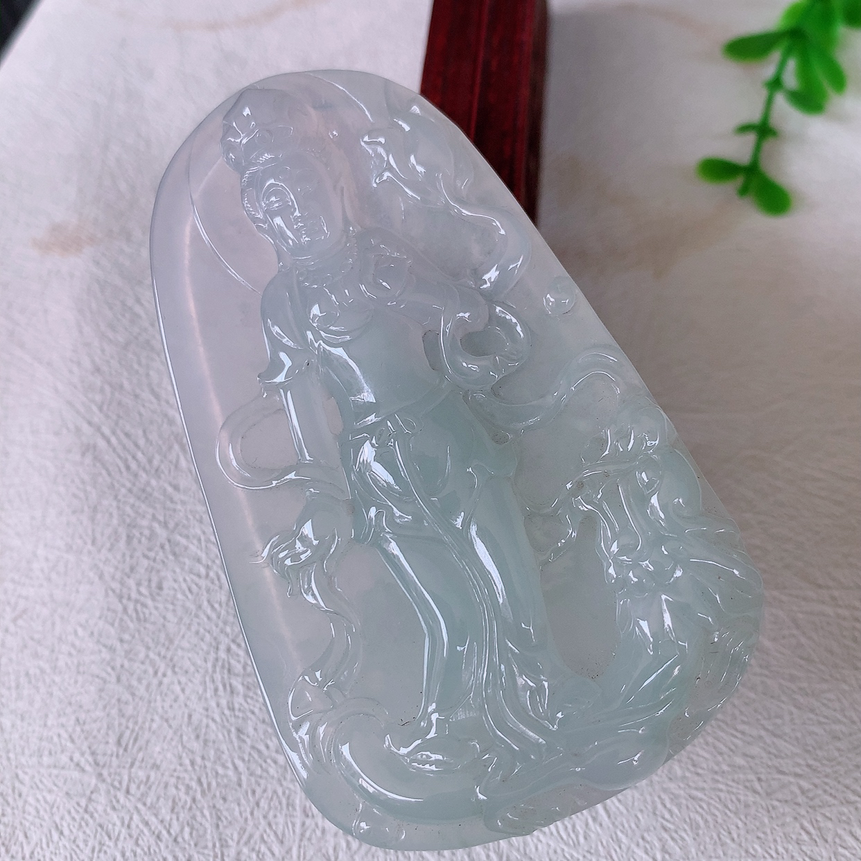 自然光实拍，冰种翡翠观音牌吊坠，赐福翡翠观音，冰透，观音面相慈祥，雕琢细致， 佩戴气质！#50尺寸80*47.5-7.8