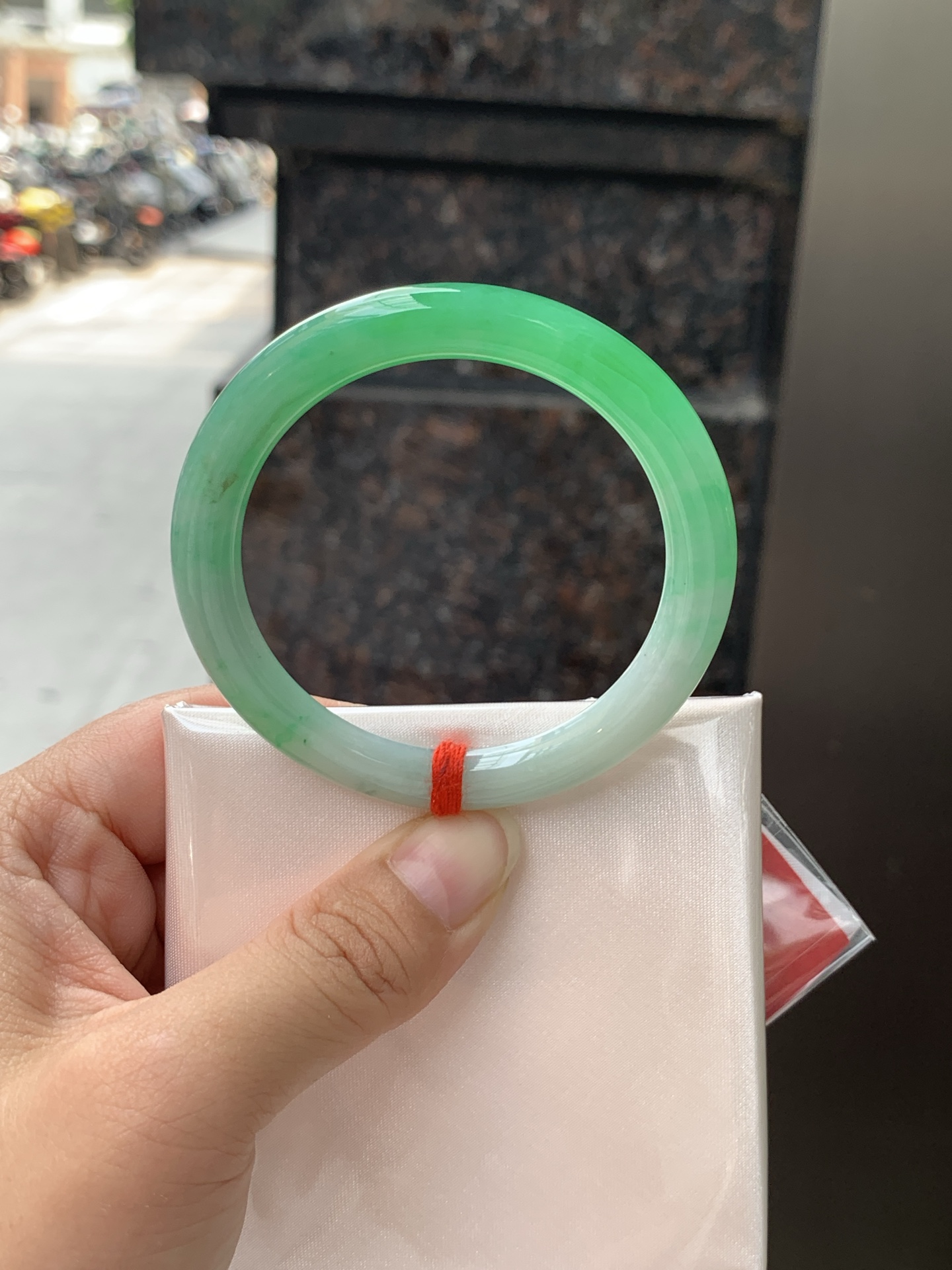 阳绿圆条 0529-N812 打灯纹裂，底妆细腻，通透的苹果绿底色像是被春雨洗过的嫩叶在，阳光下还会透出甜甜的蜜糖光泽，夏日清新感拉满。