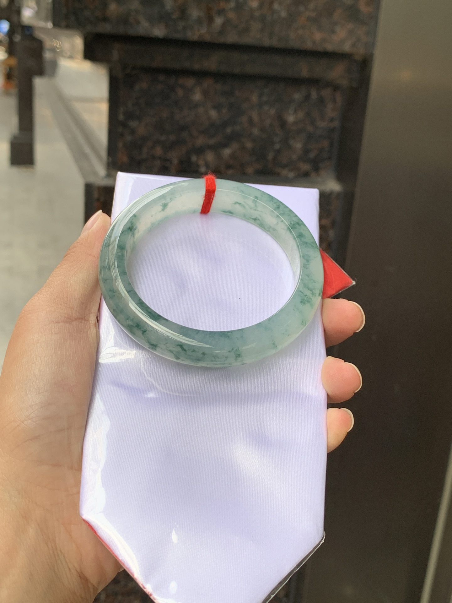 冰飘花正圈 58-12.4-9 0529-N829 打灯纹裂，底妆冰润细腻，冰底中开出了朵朵蓝花，飘花灵动飘逸，勾勒出一幅唯美诗意的山水意境画，古典优雅又秀气