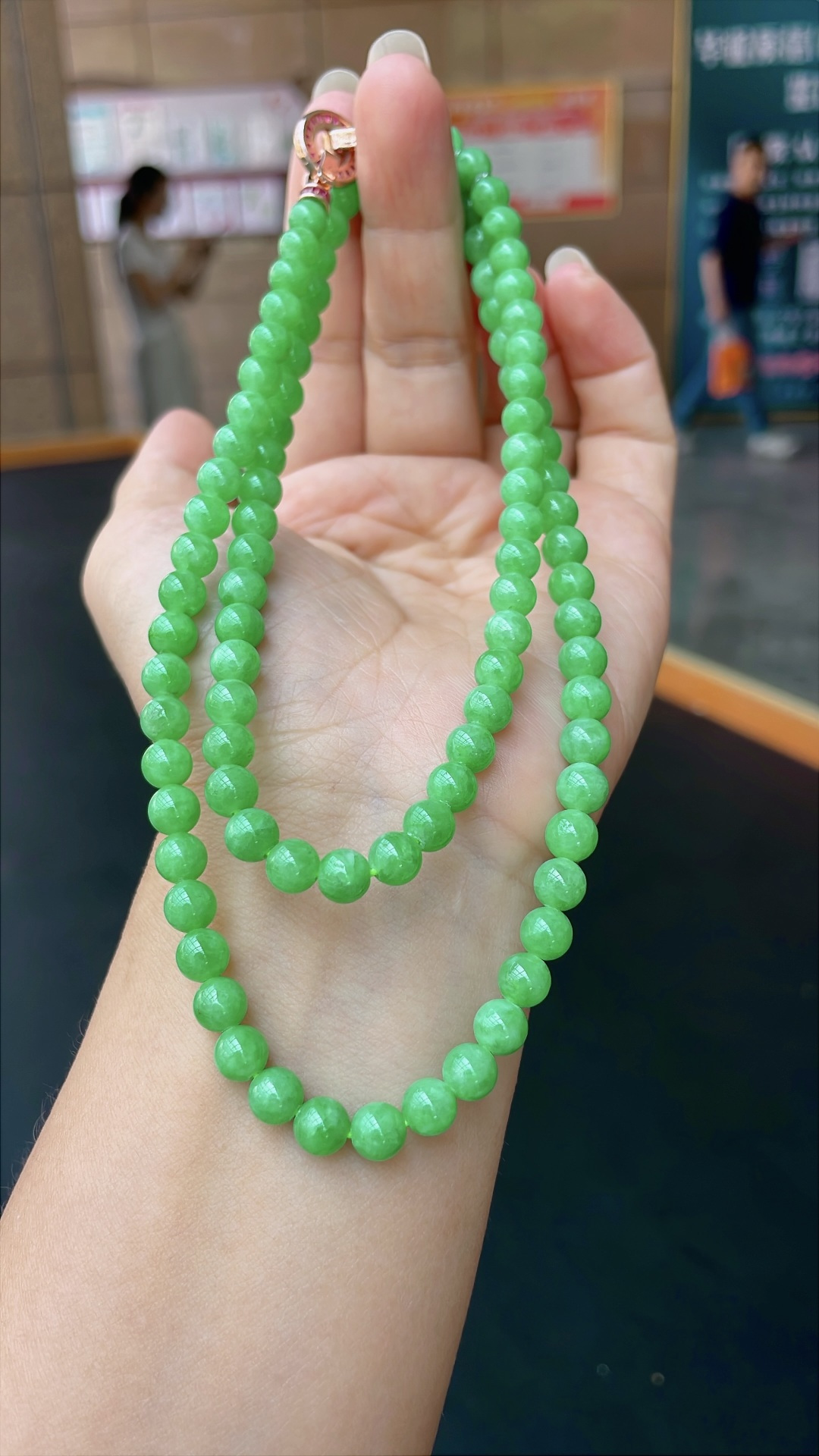 冰阳绿珠链 色泽鲜艳，珠圆玉润 尺寸：5.8-6.5，96颗