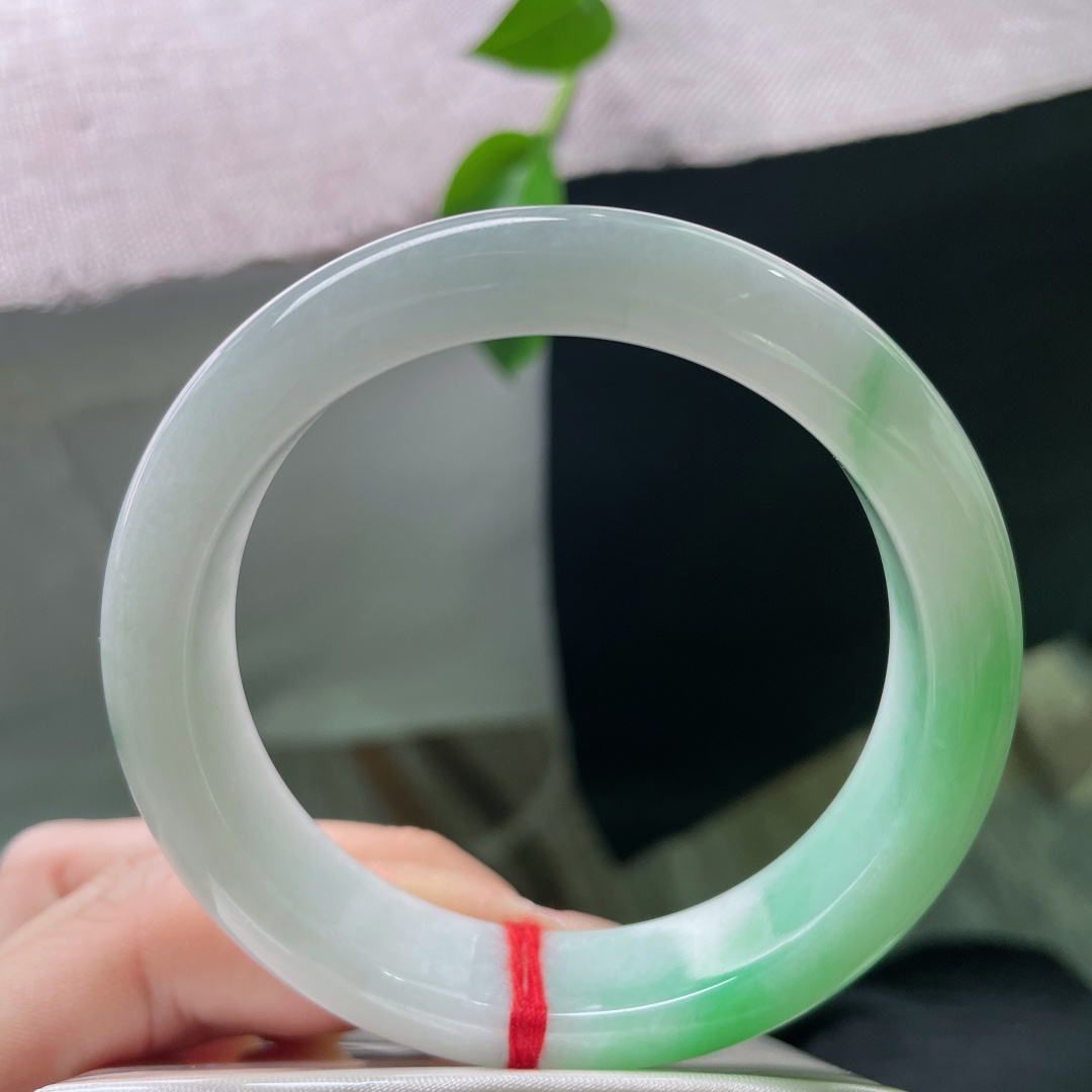 57.6/13.7/8.8绿底正圈，水头好，细润，云想衣裳花想容，玉想白底一抹青。皮纹，ss5339